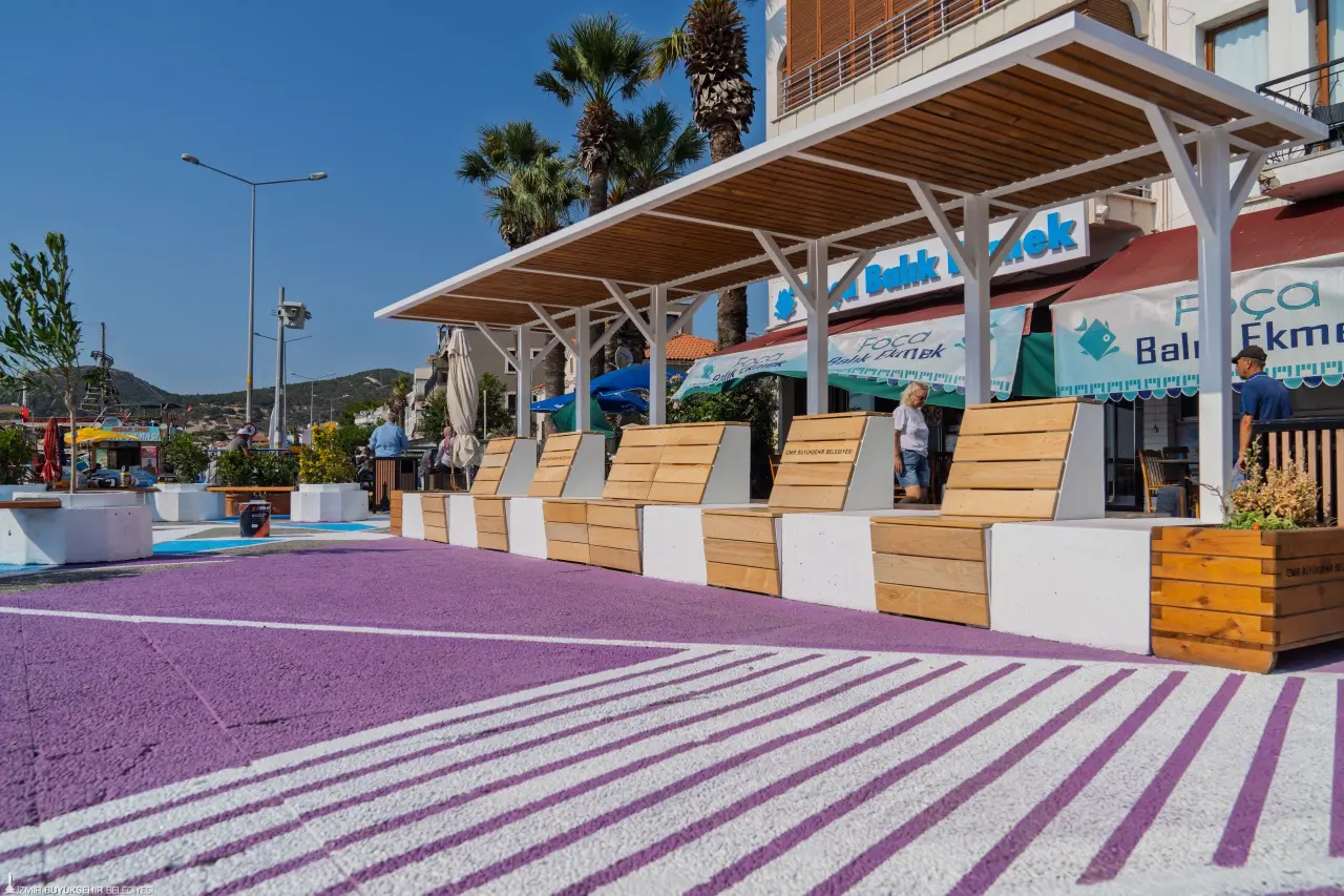 İzmir Büyükşehir Belediyesi tarafından başlatılan ve kamusal alanların daha nitelikli hale getirilmesini sağlayan Güzel İzmir Hareketi, her geçen gün kentin dört bir yanına yayılıyor. Proje kapsamında ticari işgallerin kaldırıldığı Foça Küçük Deniz Meydanı’nda titiz bir çalışma yürütüldü. Tasarlanan kent donatılarıyla ilçe yeni bir buluşma alanına sahip oldu.