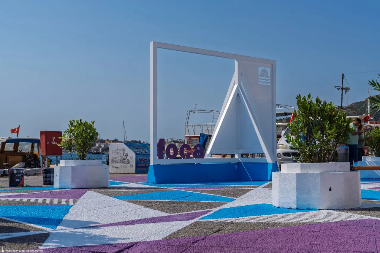 İzmir Büyükşehir Belediyesi tarafından başlatılan ve kamusal alanların daha nitelikli hale getirilmesini sağlayan Güzel İzmir Hareketi, her geçen gün kentin dört bir yanına yayılıyor. Proje kapsamında ticari işgallerin kaldırıldığı Foça Küçük Deniz Meydanı’nda titiz bir çalışma yürütüldü. Tasarlanan kent donatılarıyla ilçe yeni bir buluşma alanına sahip oldu.
