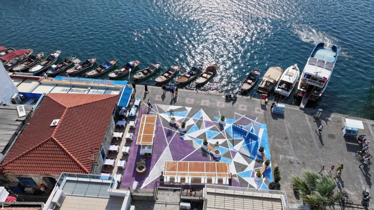 İzmir Büyükşehir Belediyesi tarafından başlatılan ve kamusal alanların daha nitelikli hale getirilmesini sağlayan Güzel İzmir Hareketi, her geçen gün kentin dört bir yanına yayılıyor. Proje kapsamında ticari işgallerin kaldırıldığı Foça Küçük Deniz Meydanı’nda titiz bir çalışma yürütüldü. Tasarlanan kent donatılarıyla ilçe yeni bir buluşma alanına sahip oldu.