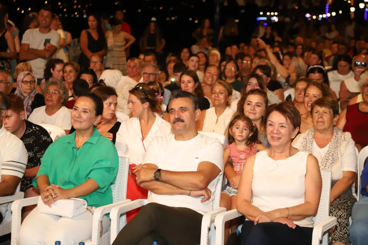 Yaz tatilinin verimli geçmesi için her yaş grubuna hitap eden etkinlikler düzenleyen Dikili Belediyesi, bu kez Çandarlı Mahallesi’nde coşku dolu bir akşama ev sahipliği yaptı.
