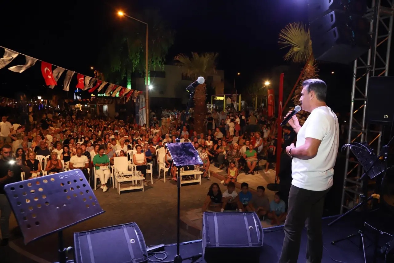 Yaz tatilinin verimli geçmesi için her yaş grubuna hitap eden etkinlikler düzenleyen Dikili Belediyesi, bu kez Çandarlı Mahallesi’nde coşku dolu bir akşama ev sahipliği yaptı.