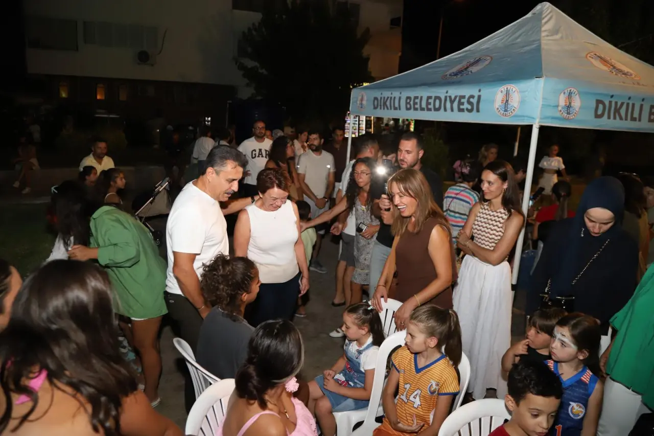 Yaz tatilinin verimli geçmesi için her yaş grubuna hitap eden etkinlikler düzenleyen Dikili Belediyesi, bu kez Çandarlı Mahallesi’nde coşku dolu bir akşama ev sahipliği yaptı.