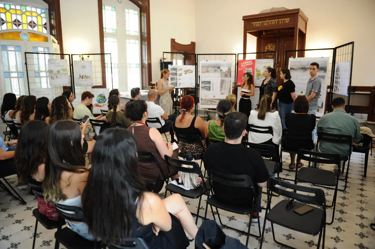 Karşıyaka Belediyesi, kentsel tasarım bölümlerinde lisans eğitimi alan gençleri bir araya getirdiği Öğrenci Yaz Okulu’nun dördüncüsünü düzenliyor. Bu yıl “Kentsel Boşluklardan Yaşayan Mekanlara” başlığıyla düzenlenecek Yaz Okulu, 25 Ağustos’ta gerçekleştirilecek açılış toplantısı ile başlayacak. Belediye Başkanı Yıldız Ünsal, “Gençlerimizin yaratıcı bakış açılarıyla geliştireceği fikirler hem Karşıyakamıza hem de geleceğin kent yaşamına katkı sunacak” dedi.