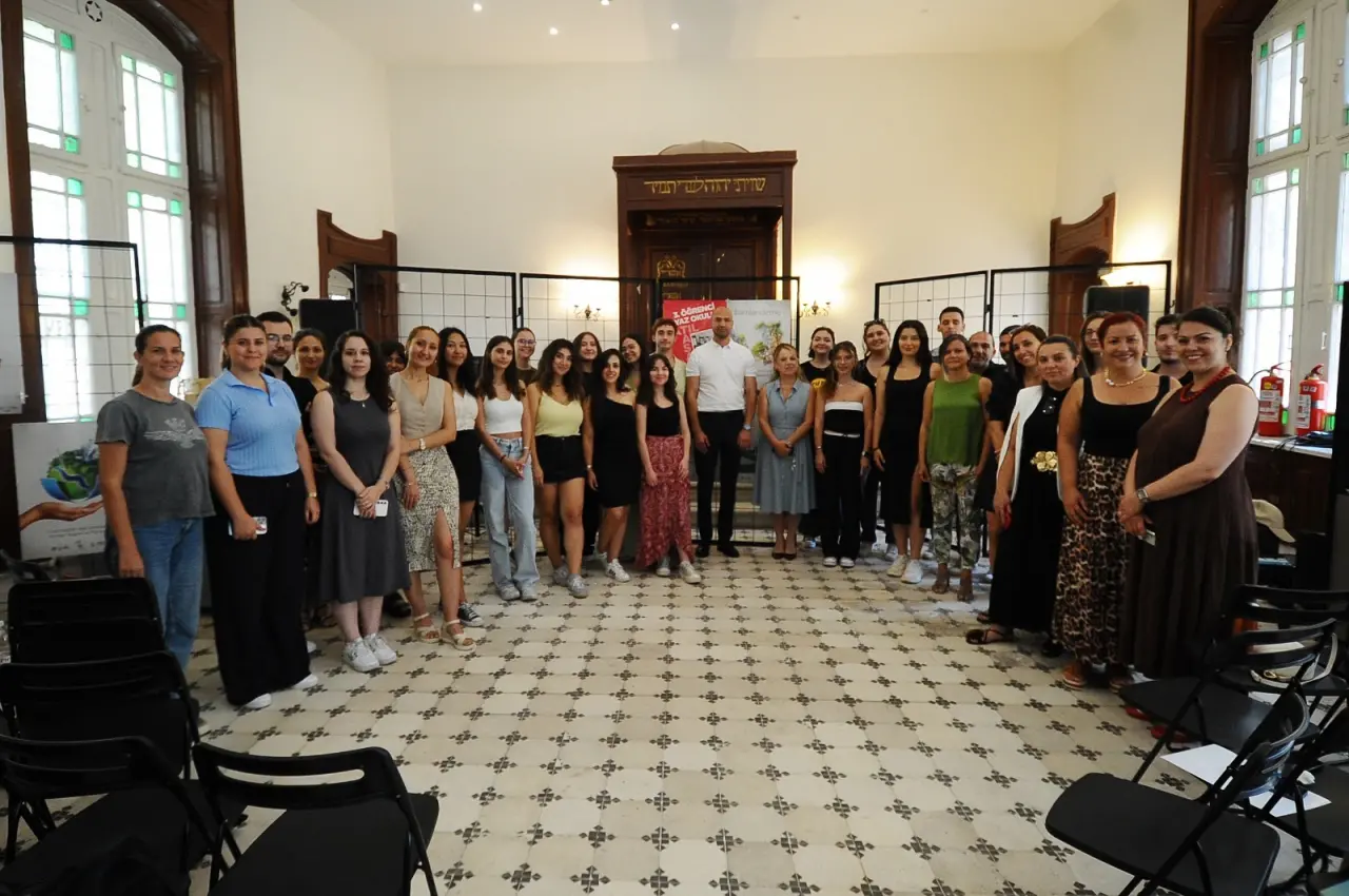 Karşıyaka Belediyesi, kentsel tasarım bölümlerinde lisans eğitimi alan gençleri bir araya getirdiği Öğrenci Yaz Okulu’nun dördüncüsünü düzenliyor. Bu yıl “Kentsel Boşluklardan Yaşayan Mekanlara” başlığıyla düzenlenecek Yaz Okulu, 25 Ağustos’ta gerçekleştirilecek açılış toplantısı ile başlayacak. Belediye Başkanı Yıldız Ünsal, “Gençlerimizin yaratıcı bakış açılarıyla geliştireceği fikirler hem Karşıyakamıza hem de geleceğin kent yaşamına katkı sunacak” dedi.