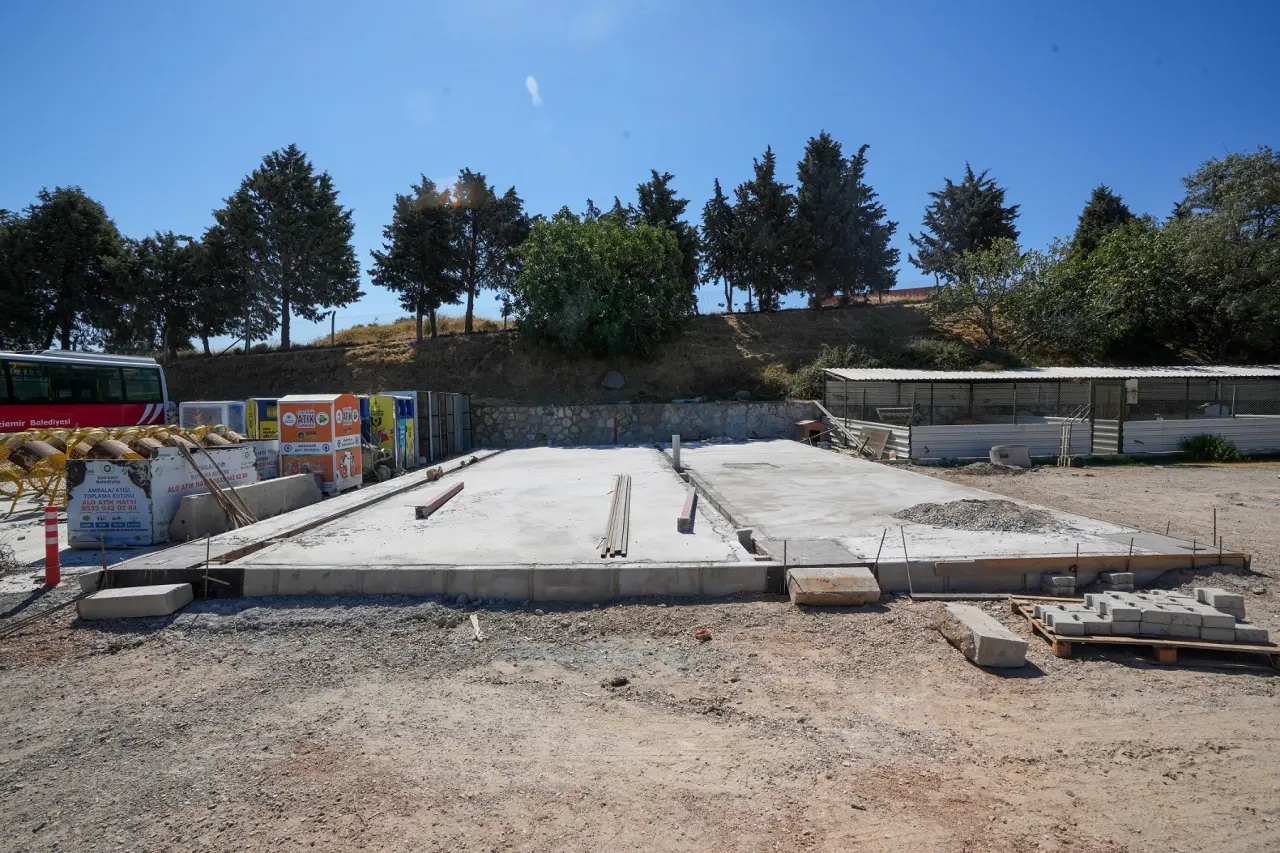 Gaziemir Belediyesi, veteriner sağlık hizmetleri kapsamında tedavi ve bakımlarını yaptığı sokak hayvanlarının barındığı Hayvan Bakımevi’nin kapasitesini artırmak için çalışma yapıyor.