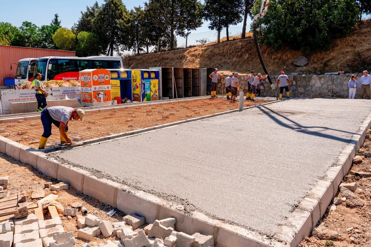 Gaziemir Belediyesi, veteriner sağlık hizmetleri kapsamında tedavi ve bakımlarını yaptığı sokak hayvanlarının barındığı Hayvan Bakımevi’nin kapasitesini artırmak için çalışma yapıyor.