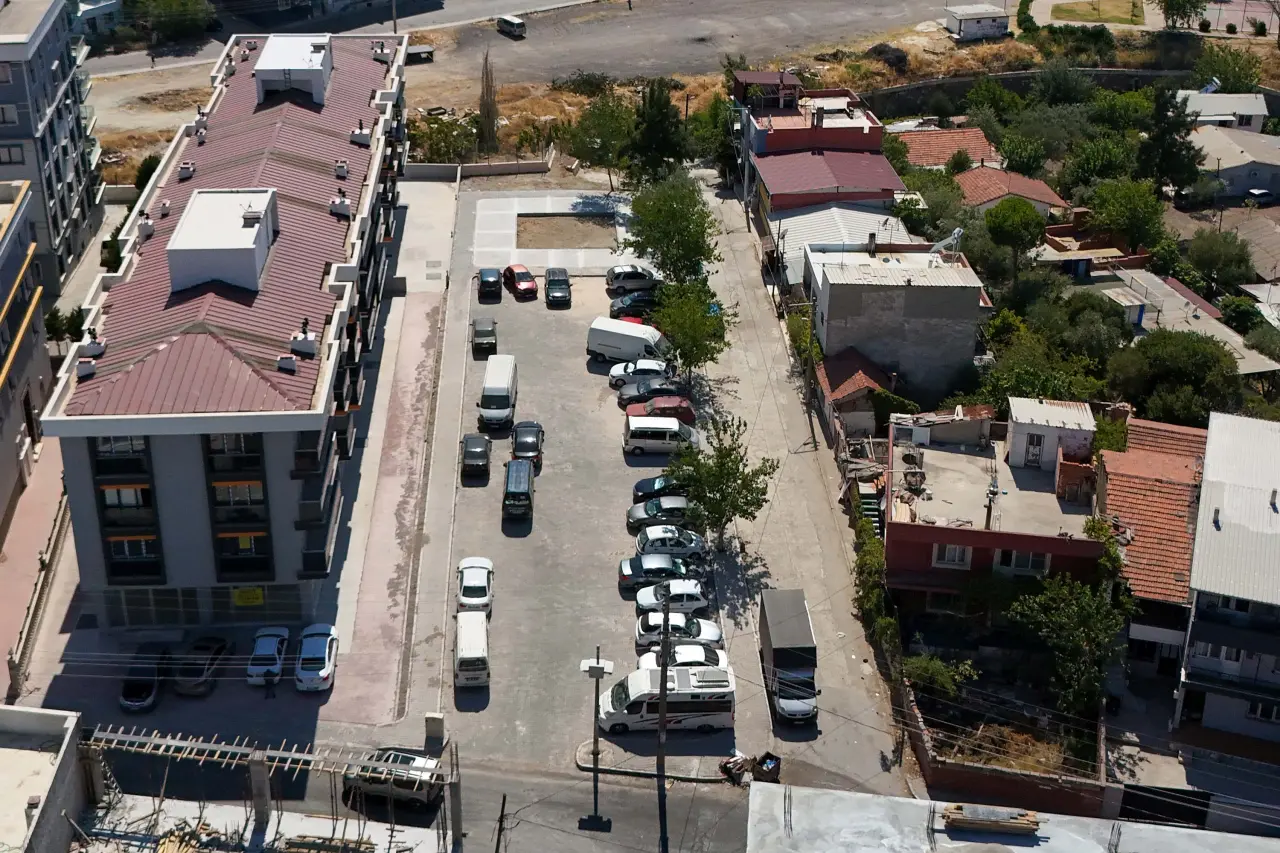 İzmir’de araç sayısı hızla artarken Buca Belediyesi ilçedeki otopark sorununa kalıcı çözüm yaratmak için harekete geçti. Tüm atıl alanlarda fizibilite çalışması yaparak Buca’ya yeni otopark alanları kazandıran Belediye Başkanı Görkem Duman, “Buca’nın otopark problemi sona erecek” dedi.