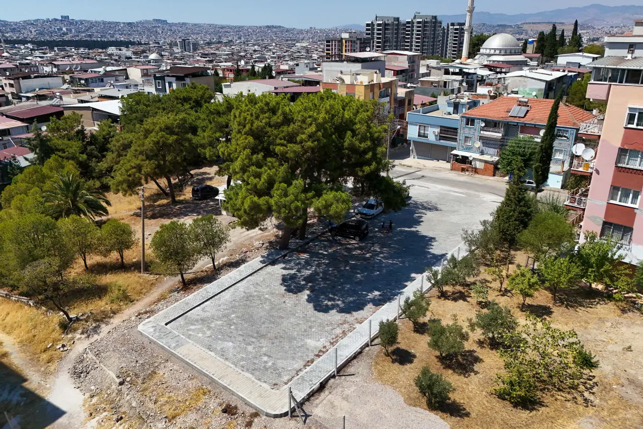 İzmir’de araç sayısı hızla artarken Buca Belediyesi ilçedeki otopark sorununa kalıcı çözüm yaratmak için harekete geçti. Tüm atıl alanlarda fizibilite çalışması yaparak Buca’ya yeni otopark alanları kazandıran Belediye Başkanı Görkem Duman, “Buca’nın otopark problemi sona erecek” dedi.