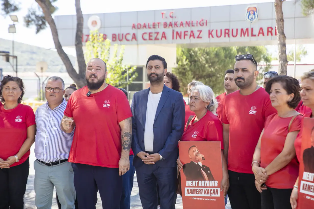 CHP İzmir İl Yönetimi tarafından alınan karar doğrultusunda her hafta bir ilçe örgütü Şenol Aslanoğlu’na özgürlük istemek için Buca Kırıklar Cezaevi önünde eylem ve basın açıklaması gerçekleştirecek. Basın açıklamasının ikinci gününü CHP Güzelbahçe İlçe örgütü düzenledi.