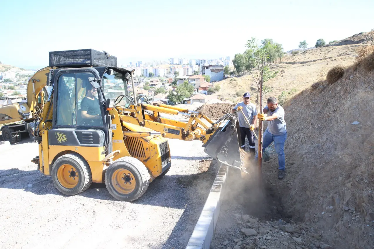 Çiğli Belediyesi, mahallelerde yol, temizlik ve parke taşı döşeme çalışmalarına aralıksız devam ediyor. Atatürk ve İnönü Mahallelerinde 3 bin 500 metrekarelik alan parke taşıyla kaplanıyor. Uğur Mumcu Parkı’nda ise modern oyun grupları, sosyal alanlar ve kafe yapımı başladı.