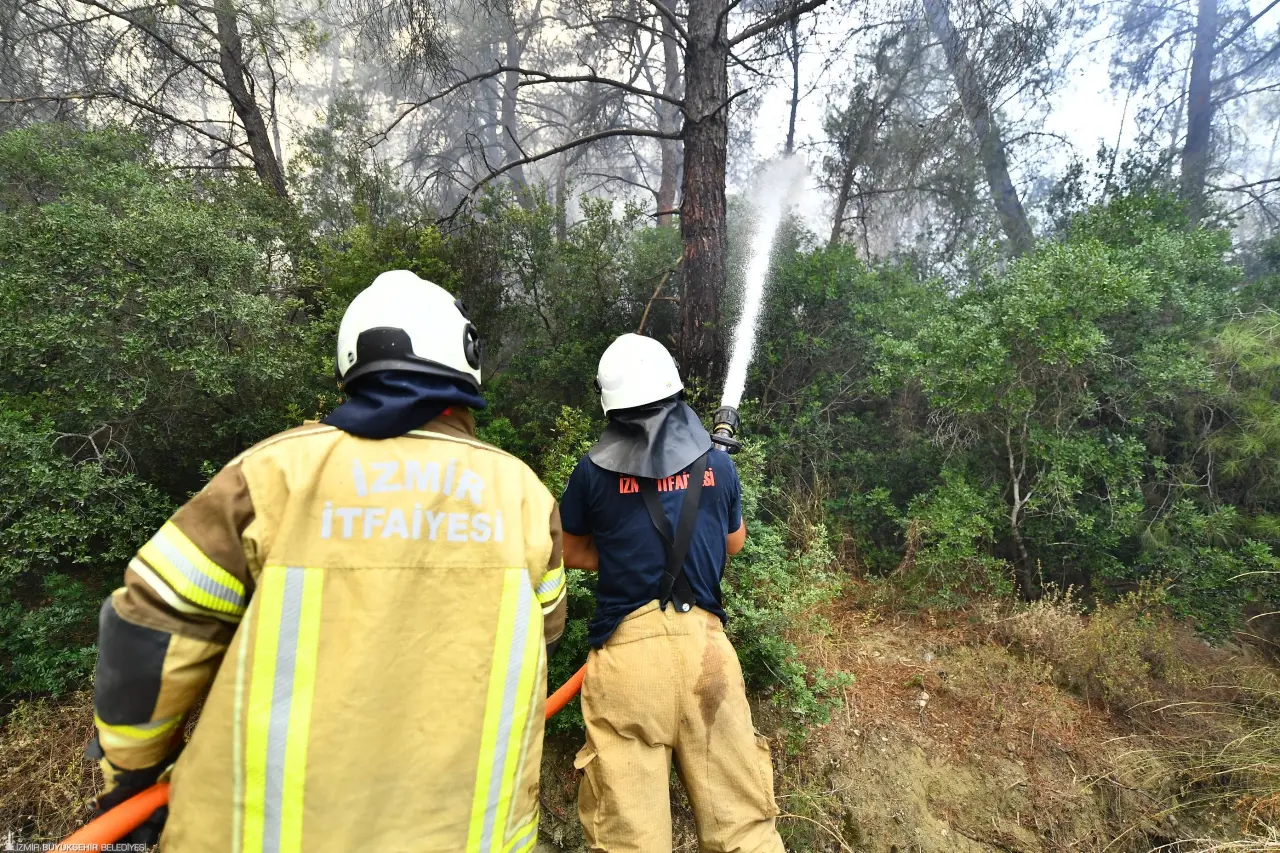 İzmir’in Menderes ilçesinde öğle saatlerinde başlayan orman yangını, rüzgârın da etkisiyle kısa sürede geniş bir alana yayıldı. Yangına İzmir Büyükşehir Belediyesi İtfaiye ekipleri ile İzmir Orman Bölge Müdürlüğü ekipleri müdahale ediyor. Alevlerle mücadeleye muhtarlar ve gönüllüler de İzmir Büyükşehir Belediyesi’nin köylere dağıttığı su tankerleriyle destek veriyor. 