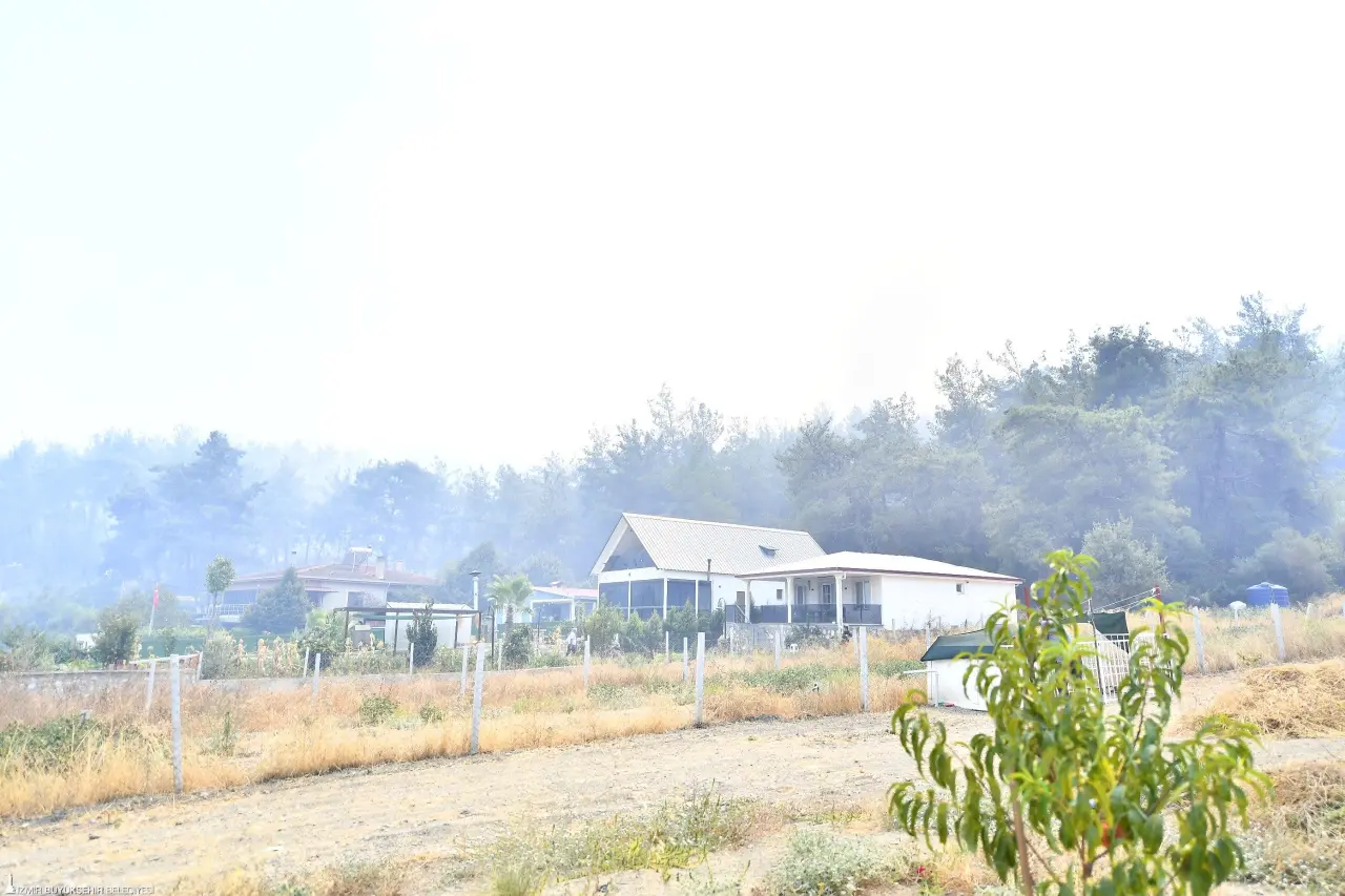 İzmir’in Menderes ilçesinde öğle saatlerinde başlayan orman yangını, rüzgârın da etkisiyle kısa sürede geniş bir alana yayıldı. Yangına İzmir Büyükşehir Belediyesi İtfaiye ekipleri ile İzmir Orman Bölge Müdürlüğü ekipleri müdahale ediyor. Alevlerle mücadeleye muhtarlar ve gönüllüler de İzmir Büyükşehir Belediyesi’nin köylere dağıttığı su tankerleriyle destek veriyor. 
