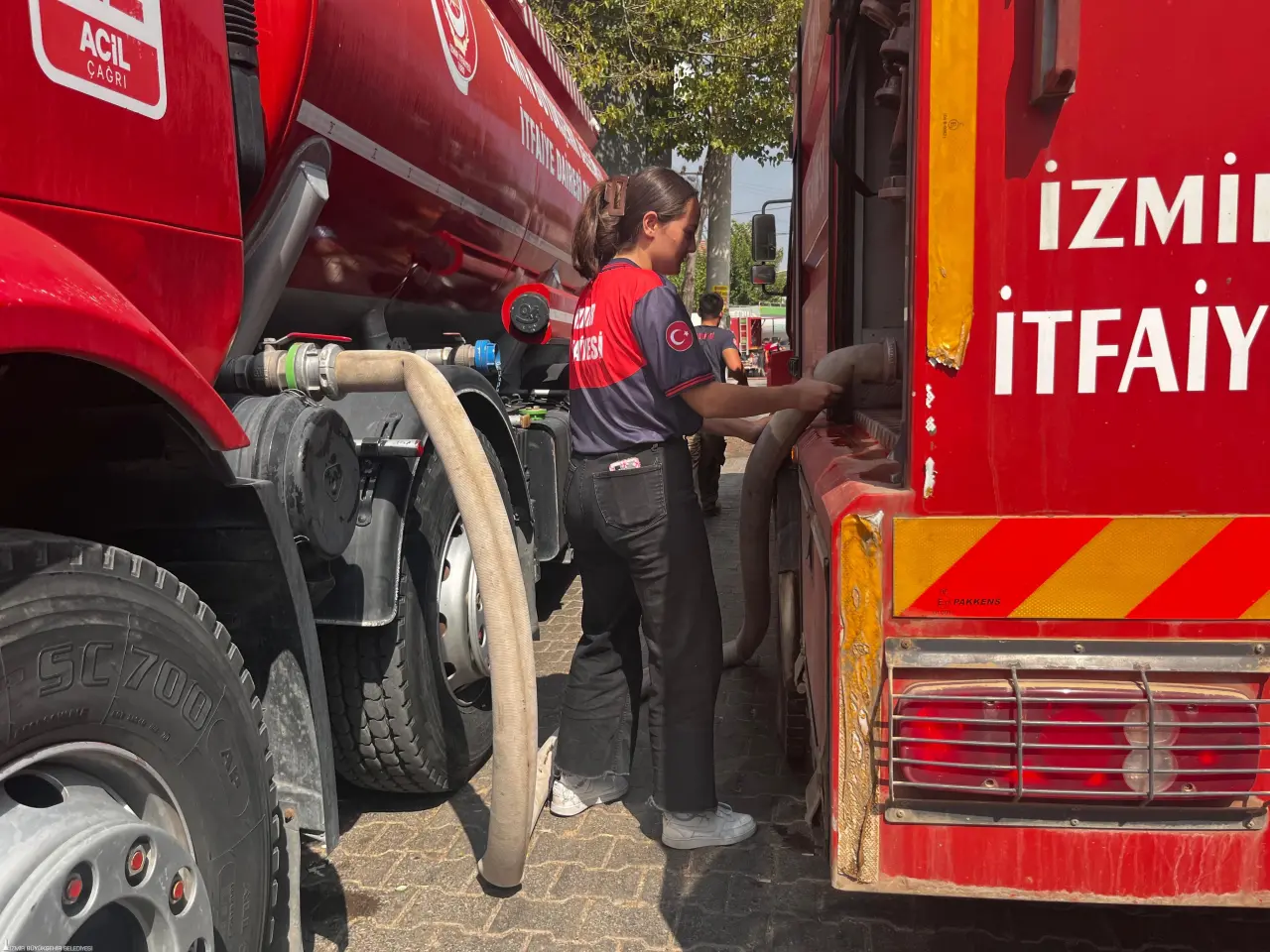 İzmir’in Menderes ilçesinde öğle saatlerinde başlayan orman yangını, rüzgârın da etkisiyle kısa sürede geniş bir alana yayıldı. Yangına İzmir Büyükşehir Belediyesi İtfaiye ekipleri ile İzmir Orman Bölge Müdürlüğü ekipleri müdahale ediyor. Alevlerle mücadeleye muhtarlar ve gönüllüler de İzmir Büyükşehir Belediyesi’nin köylere dağıttığı su tankerleriyle destek veriyor. 
