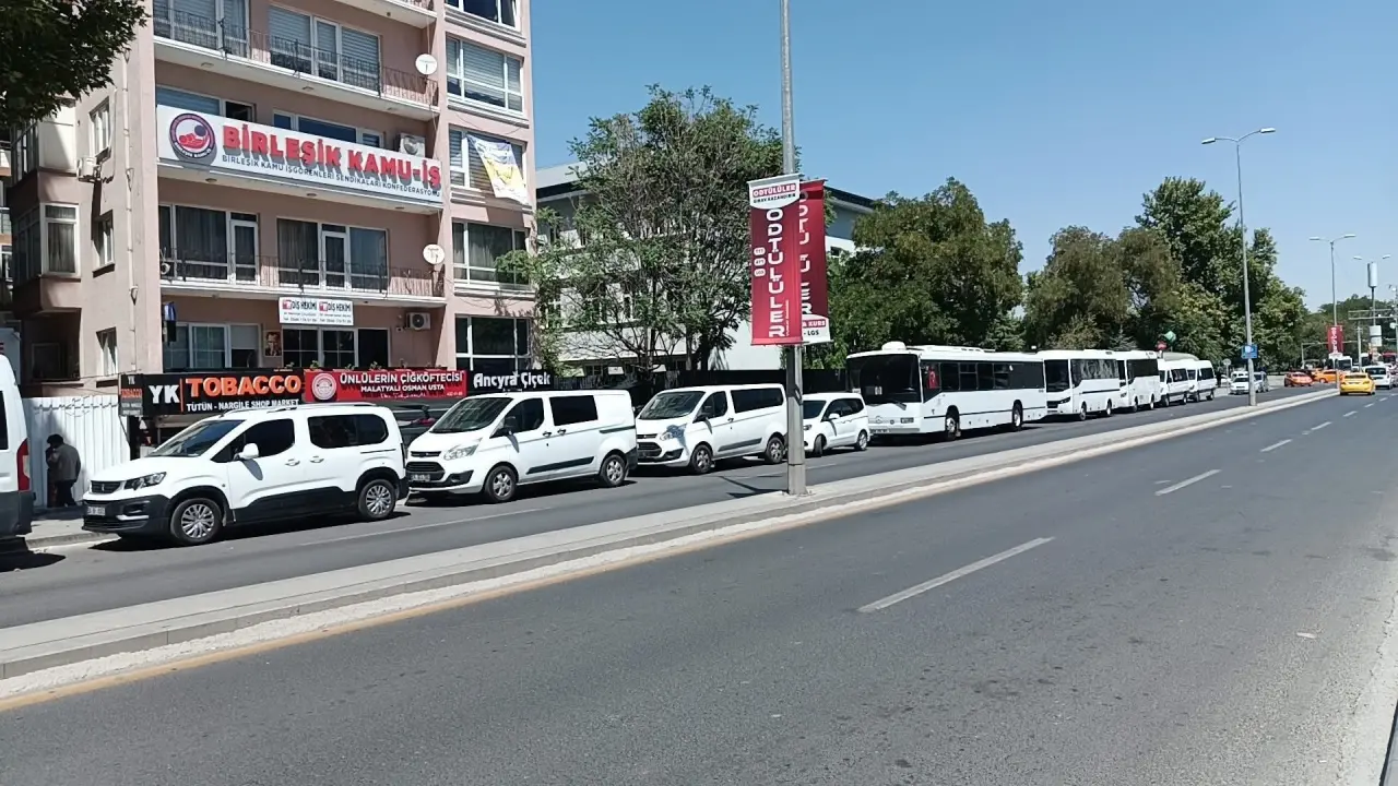 Tüm Yerel Sen Genel Örgütlenme Sekreteri Devrim Onur Erdağ, Birleşik Kamu-İş Genel Merkezi’nin yürüyüş öncesi polis ablukasına alınmasını “emekçilerin sesi susturulamaz” sözleriyle tepki gösterdi