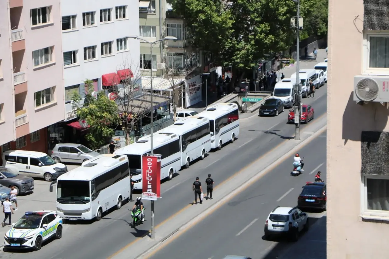 Tüm Yerel Sen Genel Örgütlenme Sekreteri Devrim Onur Erdağ, Birleşik Kamu-İş Genel Merkezi’nin yürüyüş öncesi polis ablukasına alınmasını “emekçilerin sesi susturulamaz” sözleriyle tepki gösterdi