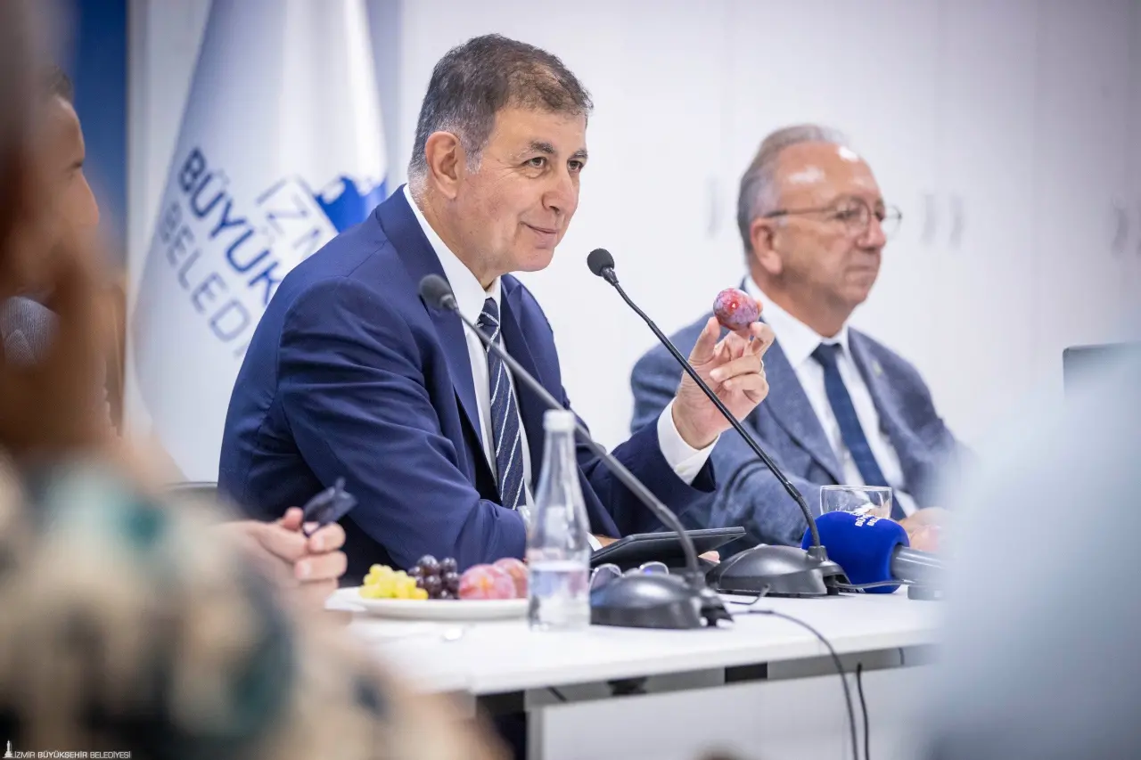 İzmir Büyükşehir Belediyesi’nin gıda güvenliği ve sürdürülebilir kırsal kalkınma için kurduğu Kırsal Çalışma Grubu Tarım Gıda Komisyonu ilk toplantısını yaptı. İklim krizi, gıda güvenliği ve tarımda genç nüfusun istihdamı gibi pek çok konuya dikkat çeken Başkan Dr. Cemil Tugay, “Zamanla yarışıyoruz. Üç ya da beş sene içerisinde çok ağır gıda krizlerinin, çevresel krizlerin olacağını görüyoruz. Kendimize yol haritası çizmemiz lazım. Hep beraber farkındalıkla, ortak akılla o yolu yürümemiz lazım” dedi.