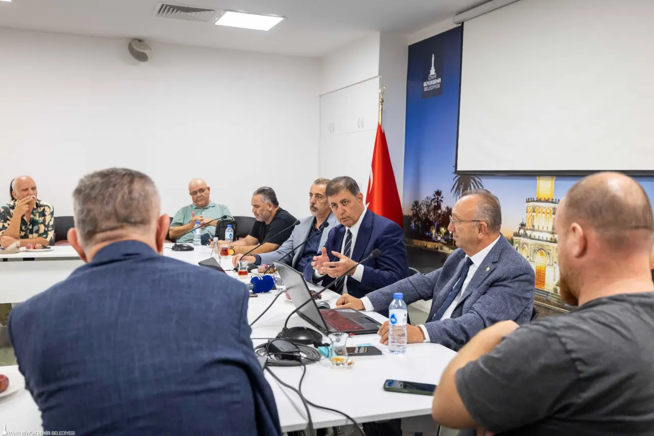 İzmir Büyükşehir Belediyesi’nin gıda güvenliği ve sürdürülebilir kırsal kalkınma için kurduğu Kırsal Çalışma Grubu Tarım Gıda Komisyonu ilk toplantısını yaptı. İklim krizi, gıda güvenliği ve tarımda genç nüfusun istihdamı gibi pek çok konuya dikkat çeken Başkan Dr. Cemil Tugay, “Zamanla yarışıyoruz. Üç ya da beş sene içerisinde çok ağır gıda krizlerinin, çevresel krizlerin olacağını görüyoruz. Kendimize yol haritası çizmemiz lazım. Hep beraber farkındalıkla, ortak akılla o yolu yürümemiz lazım” dedi.