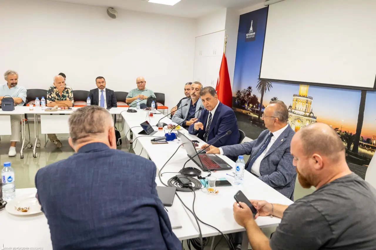 İzmir Büyükşehir Belediyesi’nin gıda güvenliği ve sürdürülebilir kırsal kalkınma için kurduğu Kırsal Çalışma Grubu Tarım Gıda Komisyonu ilk toplantısını yaptı. İklim krizi, gıda güvenliği ve tarımda genç nüfusun istihdamı gibi pek çok konuya dikkat çeken Başkan Dr. Cemil Tugay, “Zamanla yarışıyoruz. Üç ya da beş sene içerisinde çok ağır gıda krizlerinin, çevresel krizlerin olacağını görüyoruz. Kendimize yol haritası çizmemiz lazım. Hep beraber farkındalıkla, ortak akılla o yolu yürümemiz lazım” dedi.