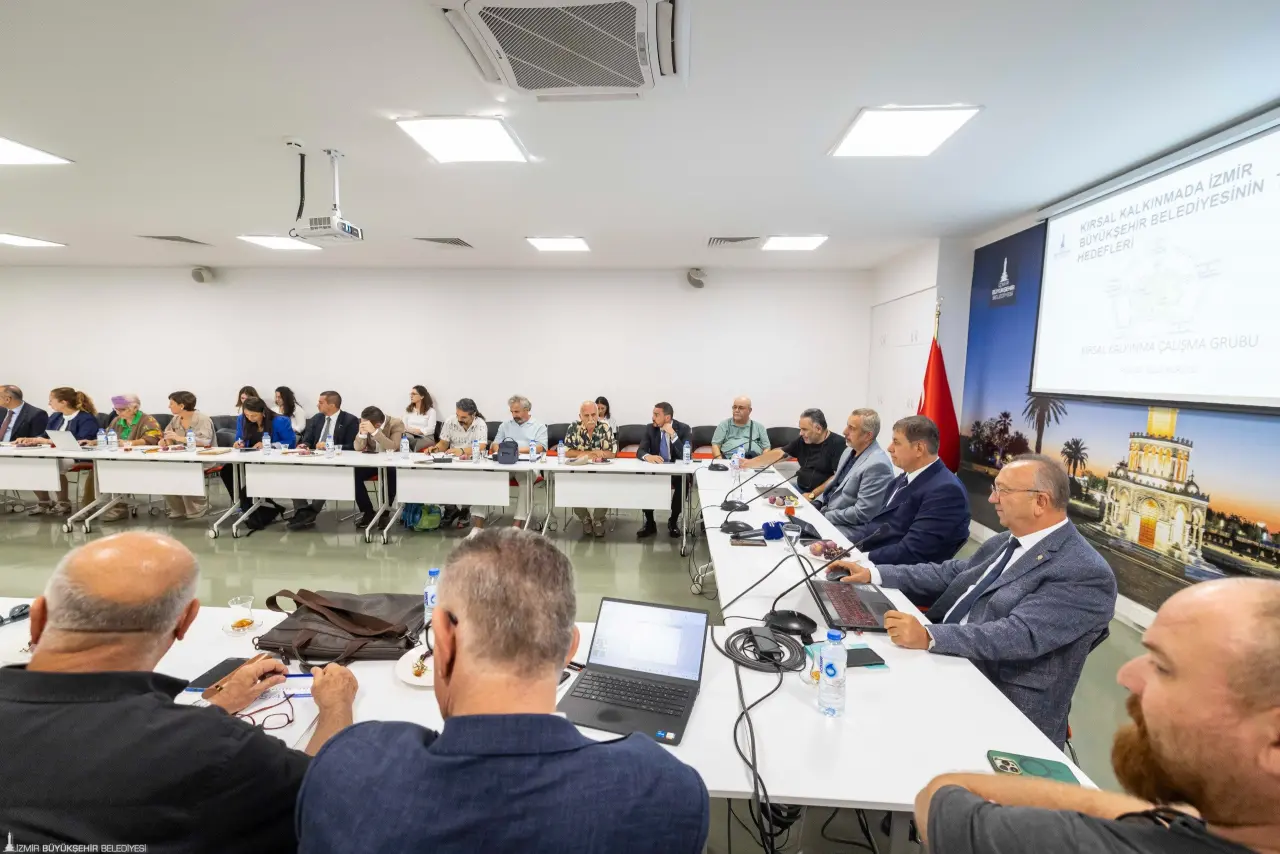 İzmir Büyükşehir Belediyesi’nin gıda güvenliği ve sürdürülebilir kırsal kalkınma için kurduğu Kırsal Çalışma Grubu Tarım Gıda Komisyonu ilk toplantısını yaptı. İklim krizi, gıda güvenliği ve tarımda genç nüfusun istihdamı gibi pek çok konuya dikkat çeken Başkan Dr. Cemil Tugay, “Zamanla yarışıyoruz. Üç ya da beş sene içerisinde çok ağır gıda krizlerinin, çevresel krizlerin olacağını görüyoruz. Kendimize yol haritası çizmemiz lazım. Hep beraber farkındalıkla, ortak akılla o yolu yürümemiz lazım” dedi.