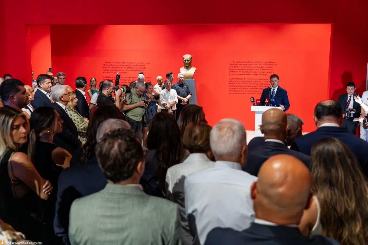 94. İzmir Enternasyonal Fuarı (İEF) kapsamında Kültürpark Atlas Pavyonu’nda kapılarını açmaya hazırlanan “Ve Mavi Gözleri Çakmak Çakmaktı” Mustafa Kemal Atatürk sergisi ile Refik Anadol’un “Şifanın Algısı” ve “Makine Rüyaları: Ege” eserleri için yapılan ön gösterim İzmir’in sanat, iş ve siyaset dünyasını buluşturdu. Başkan Dr. Cemil Tugay, “Kendi sanatçılarımızın kıymetini biliyoruz, gerek üretmeleri gerekse ürettiklerini sergilemeleri için onlara imkân sunmaya devam edeceğiz” dedi. 