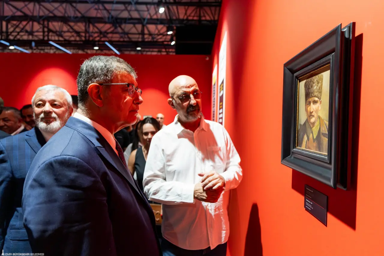 94. İzmir Enternasyonal Fuarı (İEF) kapsamında Kültürpark Atlas Pavyonu’nda kapılarını açmaya hazırlanan “Ve Mavi Gözleri Çakmak Çakmaktı” Mustafa Kemal Atatürk sergisi ile Refik Anadol’un “Şifanın Algısı” ve “Makine Rüyaları: Ege” eserleri için yapılan ön gösterim İzmir’in sanat, iş ve siyaset dünyasını buluşturdu. Başkan Dr. Cemil Tugay, “Kendi sanatçılarımızın kıymetini biliyoruz, gerek üretmeleri gerekse ürettiklerini sergilemeleri için onlara imkân sunmaya devam edeceğiz” dedi. 