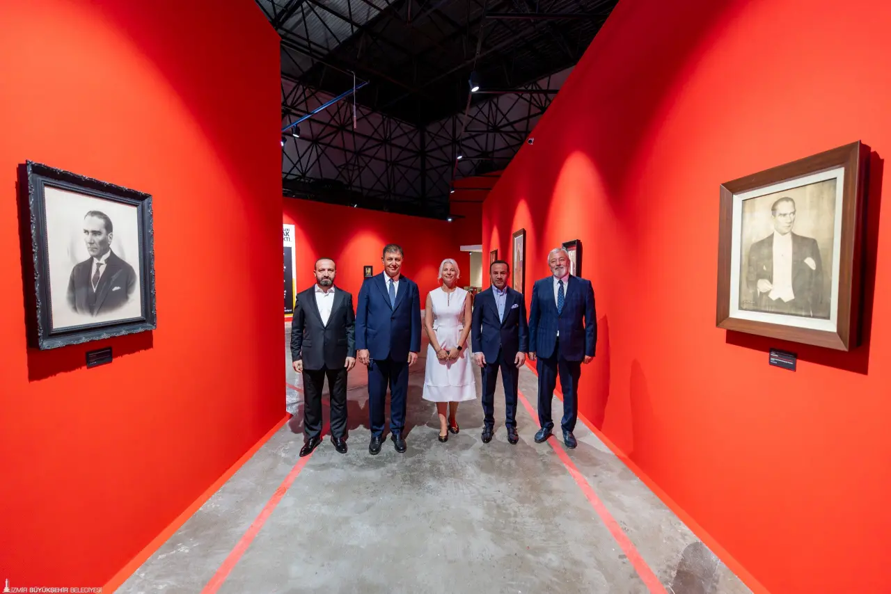 94. İzmir Enternasyonal Fuarı (İEF) kapsamında Kültürpark Atlas Pavyonu’nda kapılarını açmaya hazırlanan “Ve Mavi Gözleri Çakmak Çakmaktı” Mustafa Kemal Atatürk sergisi ile Refik Anadol’un “Şifanın Algısı” ve “Makine Rüyaları: Ege” eserleri için yapılan ön gösterim İzmir’in sanat, iş ve siyaset dünyasını buluşturdu. Başkan Dr. Cemil Tugay, “Kendi sanatçılarımızın kıymetini biliyoruz, gerek üretmeleri gerekse ürettiklerini sergilemeleri için onlara imkân sunmaya devam edeceğiz” dedi. 