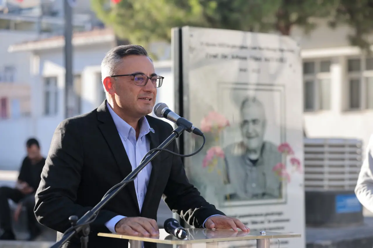 İzmir Kent Konseyi’nin unutulmaz başkanı Prof. Dr. Adnan Oğuz Akyarlı, vefatının üçüncü yıl dönümünde Kıbrıs Şehitleri Caddesi’nde adını taşıyan parkta anıldı. Duygu dolu anma töreninde konuşan Konak Belediye Başkanı Nilüfer Çınarlı Mutlu, “Adnan Akyarlı’nın öğretileri, hem kent konseyinde hem yerel yönetimlerde hem de eminim meslek odasında yaşamaya devam edecek. O unutulmayacak isim, kentimize verdiği bunca değer ve katkı için minnettarız” dedi.
