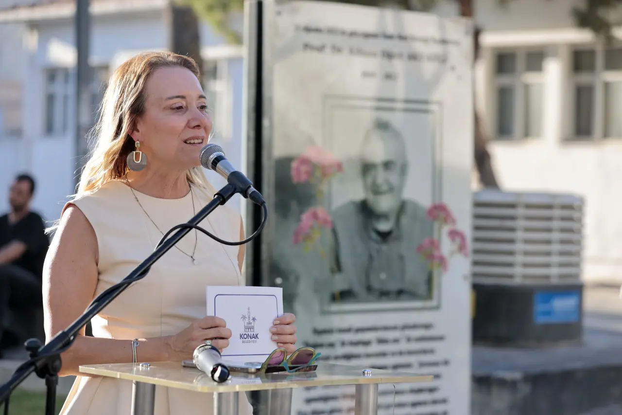 İzmir Kent Konseyi’nin unutulmaz başkanı Prof. Dr. Adnan Oğuz Akyarlı, vefatının üçüncü yıl dönümünde Kıbrıs Şehitleri Caddesi’nde adını taşıyan parkta anıldı. Duygu dolu anma töreninde konuşan Konak Belediye Başkanı Nilüfer Çınarlı Mutlu, “Adnan Akyarlı’nın öğretileri, hem kent konseyinde hem yerel yönetimlerde hem de eminim meslek odasında yaşamaya devam edecek. O unutulmayacak isim, kentimize verdiği bunca değer ve katkı için minnettarız” dedi.