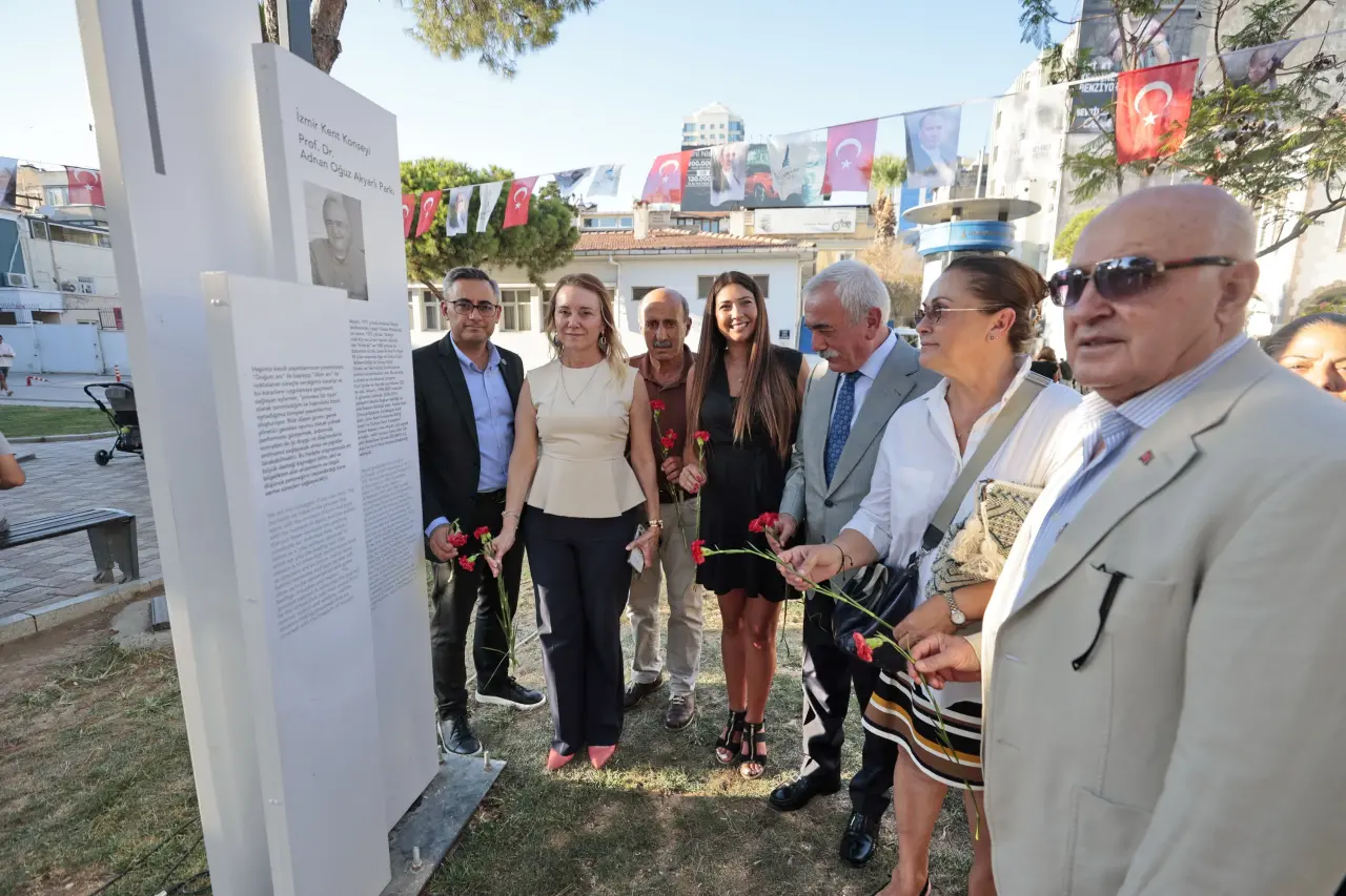 İzmir Kent Konseyi’nin unutulmaz başkanı Prof. Dr. Adnan Oğuz Akyarlı, vefatının üçüncü yıl dönümünde Kıbrıs Şehitleri Caddesi’nde adını taşıyan parkta anıldı. Duygu dolu anma töreninde konuşan Konak Belediye Başkanı Nilüfer Çınarlı Mutlu, “Adnan Akyarlı’nın öğretileri, hem kent konseyinde hem yerel yönetimlerde hem de eminim meslek odasında yaşamaya devam edecek. O unutulmayacak isim, kentimize verdiği bunca değer ve katkı için minnettarız” dedi.