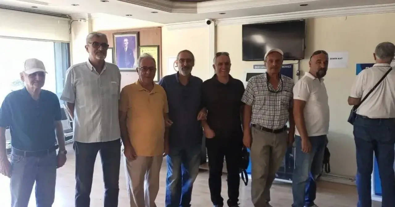 Emekli astsubaylar, yıllardır süregelen özlük hakları ve mesleki itibar kaybına dikkat çekmek amacıyla Türkiye genelinde eş zamanlı bir eylem gerçekleştirdi. 