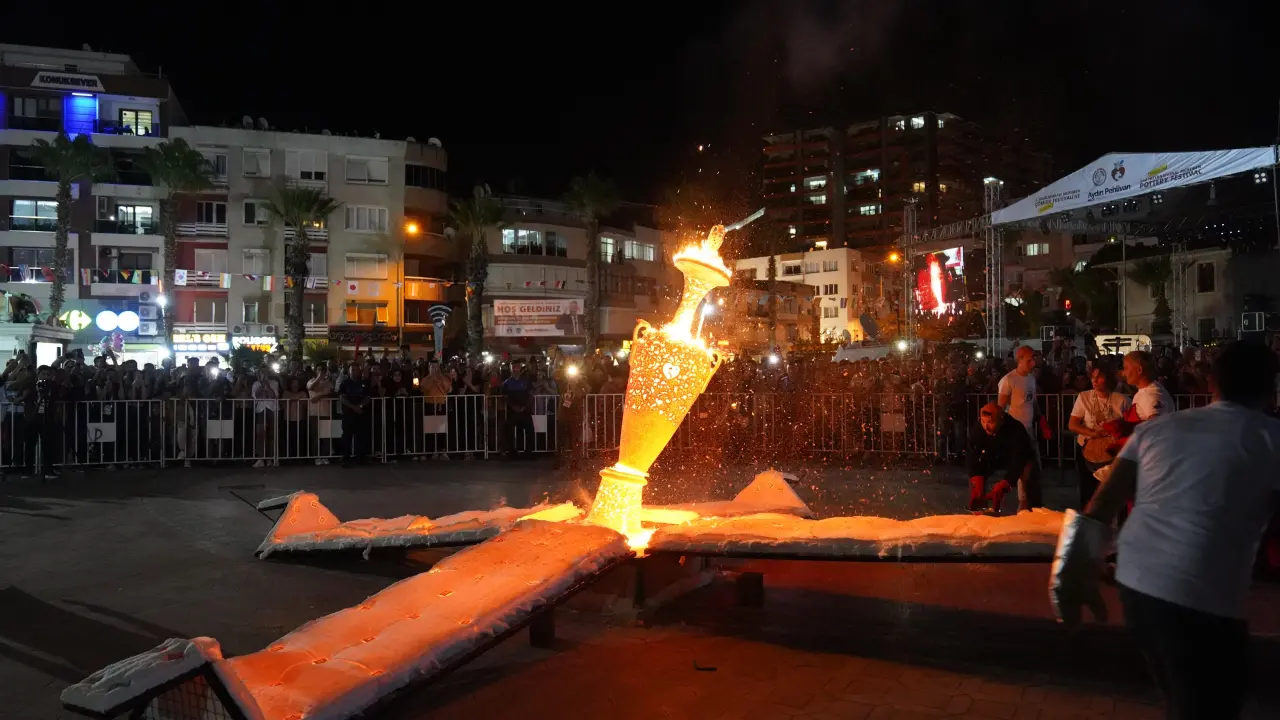 Menemen Belediyesi tarafından düzenlenen 4. Uluslararası Çömlek Festivali için geri sayım başladı. 5-6-7 Eylül tarihlerinde gerçekleştirilecek festivale, bu yıl tam 41 ülkeden sanatçı ve akademisyenler katılacak. Menemen Belediye Başkanı Aydın Pehlivan, "Menemen çömlekçiliğini her kıtaya iz bırakacak şekilde geliştirmek için sektör temsilcilerimizle birlikte emek veriyoruz. Renkli etkinlikler, ürün satış alanları, workshoplar, konserler ve nicesiyle, tüm misafirlerimizi festivalimize bekliyoruz." dedi.