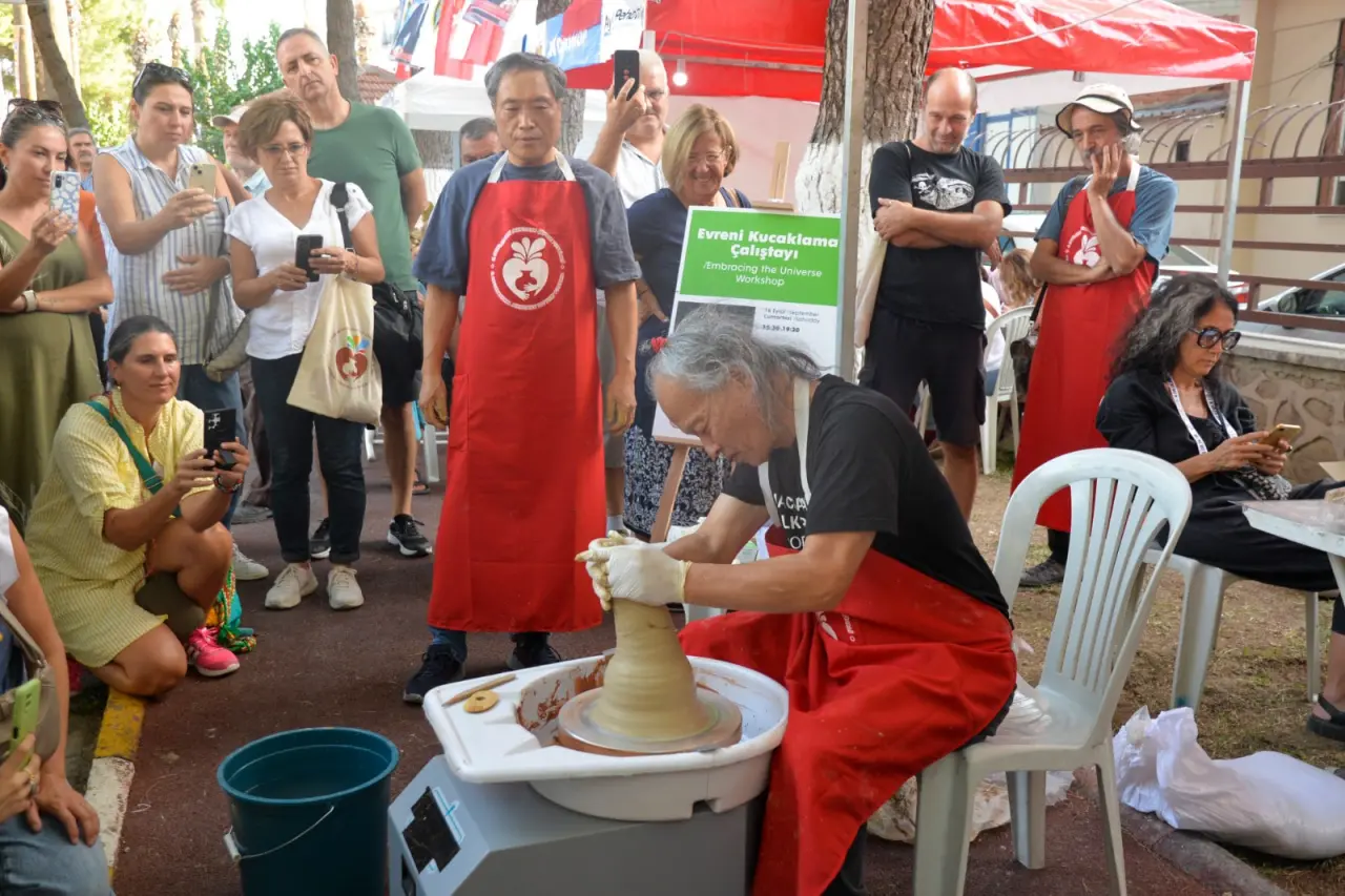 Menemen Belediyesi tarafından düzenlenen 4. Uluslararası Çömlek Festivali için geri sayım başladı. 5-6-7 Eylül tarihlerinde gerçekleştirilecek festivale, bu yıl tam 41 ülkeden sanatçı ve akademisyenler katılacak. Menemen Belediye Başkanı Aydın Pehlivan, "Menemen çömlekçiliğini her kıtaya iz bırakacak şekilde geliştirmek için sektör temsilcilerimizle birlikte emek veriyoruz. Renkli etkinlikler, ürün satış alanları, workshoplar, konserler ve nicesiyle, tüm misafirlerimizi festivalimize bekliyoruz." dedi.