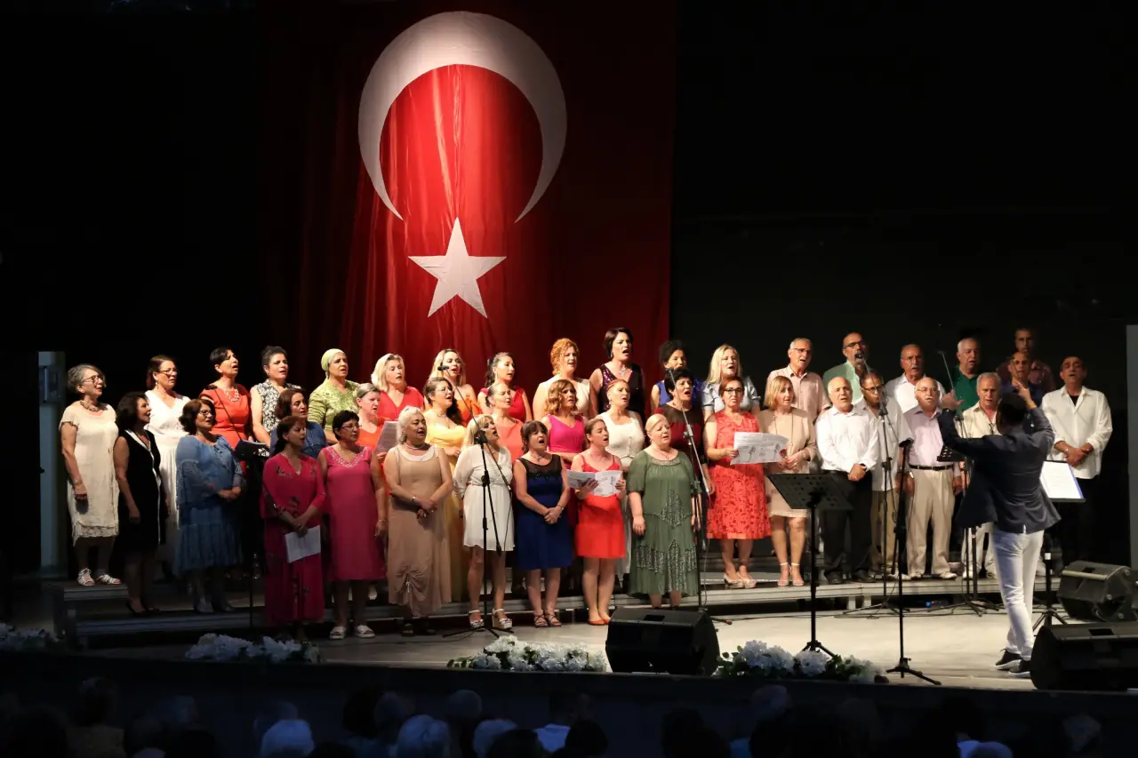 Bornova Belediyesi, 30 Ağustos Zafer Bayramı’nı 29 Ağustos’ta Aşık Veysel Amfi Tiyatro’da düzenleyeceği konserle kutlayacak. Türk Halk Müziği Korosu’nun ardından ünlü sanatçı Oğuz Aksaç sahne alacak. Başkan Ömer Eşki, 30 Ağustos’un bağımsızlık mücadelesinin en önemli dönüm noktalarından biri olduğunu vurguladı.
