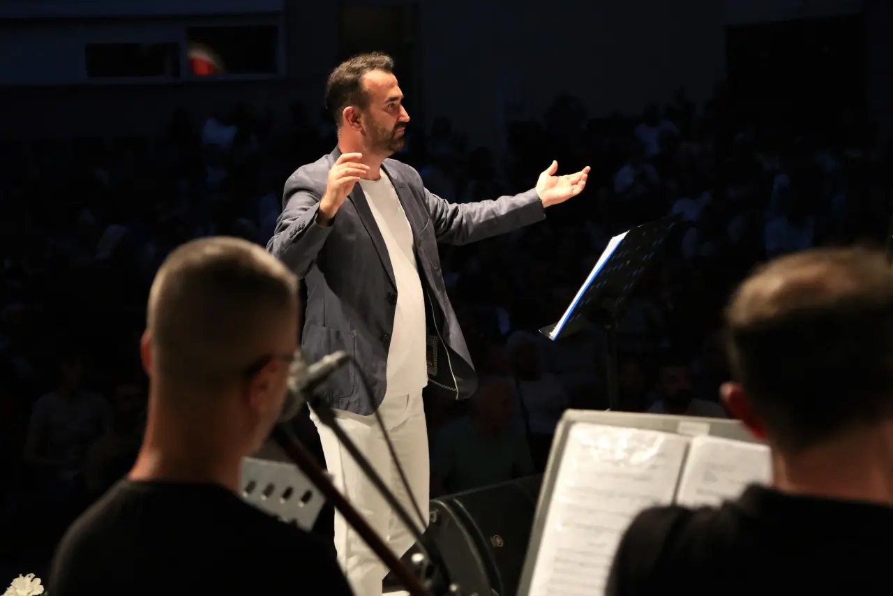 Bornova Belediyesi, 30 Ağustos Zafer Bayramı’nı 29 Ağustos’ta Aşık Veysel Amfi Tiyatro’da düzenleyeceği konserle kutlayacak. Türk Halk Müziği Korosu’nun ardından ünlü sanatçı Oğuz Aksaç sahne alacak. Başkan Ömer Eşki, 30 Ağustos’un bağımsızlık mücadelesinin en önemli dönüm noktalarından biri olduğunu vurguladı.