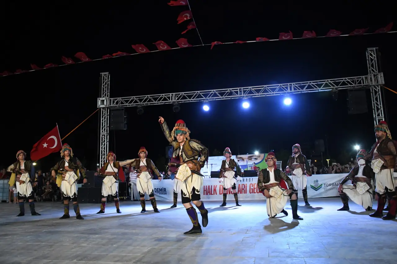 Torbalı Belediyesi’nin 30 Ağustos Zafer Bayramı kutlamaları kapsamında düzenlediği Uluslararası Halk Dansları Gecesi, büyük bir coşkuyla gerçekleşti. Ertan Ünver Millet Parkı’nın içindeki amfide düzenlenen etkinliğe Torbalılılar yoğun ilgi gösterdi.