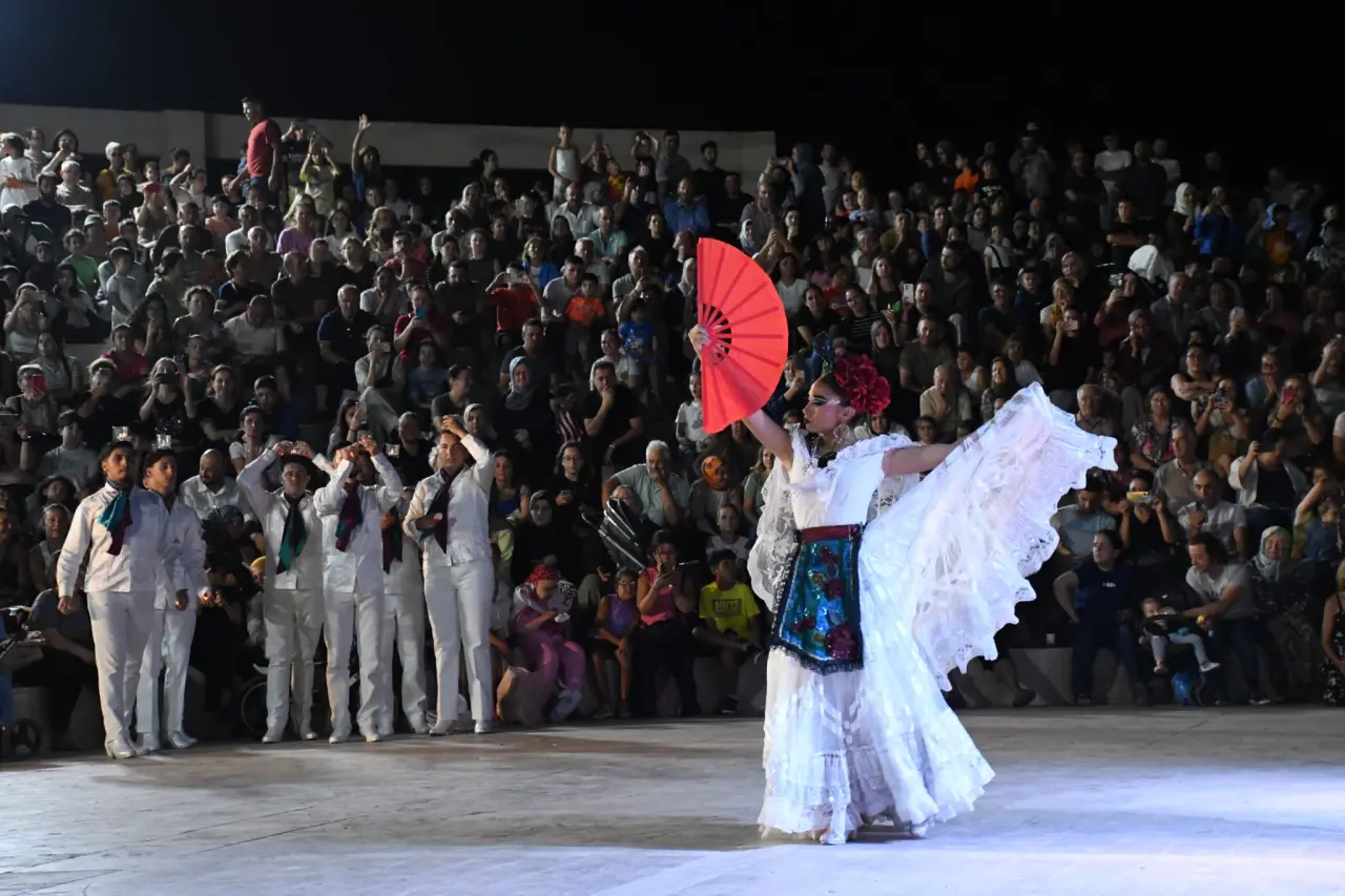 Torbalı Belediyesi’nin 30 Ağustos Zafer Bayramı kutlamaları kapsamında düzenlediği Uluslararası Halk Dansları Gecesi, büyük bir coşkuyla gerçekleşti. Ertan Ünver Millet Parkı’nın içindeki amfide düzenlenen etkinliğe Torbalılılar yoğun ilgi gösterdi.