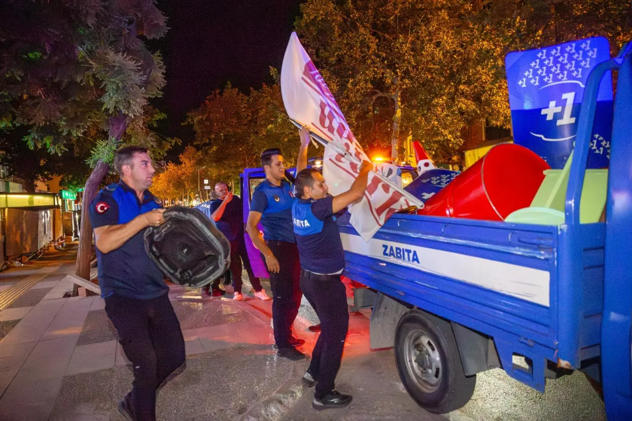 Kent düzenini korumak ve toplum huzurunu güvence altına almak amacıyla denetim faaliyetlerini sürdüren Karşıyaka Belediyesi, Girne Bulvarı ve Erdoğan Akkaya Sokak’ta işgal denetimi gerçekleştirdi. Zabıta ekipleri tarafından yapılan denetimlerde yol ve kaldırımların kullanımını engelleyen materyallere el konuldu. Belediye Başkanı Yıldız Ünsal, “Ortak yaşam alanlarımızın korunması için denetimlerimizi kararlılıkla sürdürecek, Karşıyaka’da kuralsız hiçbir faaliyete izin vermeyeceğiz” dedi.
