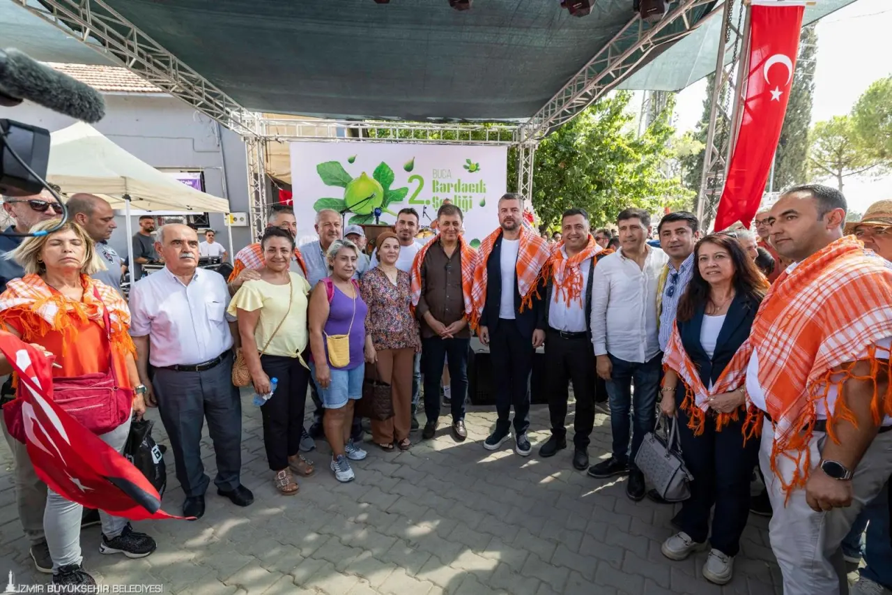İzmir Büyükşehir Belediye Başkanı Dr. Cemil Tugay, Buca’da bu yıl ikincisi düzenlenen Bardacık Festivali’ne katıldı. Başkan Tugay, İzmir'de üreticinin her zaman yanında olduklarını belirterek “Bu ülkeye, şehrimize, insanlarımıza sahip çıkacağız. Üretilen her ürünü daha değerli hale getirmek bizim boynumuzun borcu. Sanmayın ki herhangi birinin oyunu karşısında boyun eğeceğiz. Duruşumuz dik olacak, onurlu olacak. Gece gündüz çalışacağız” dedi. 