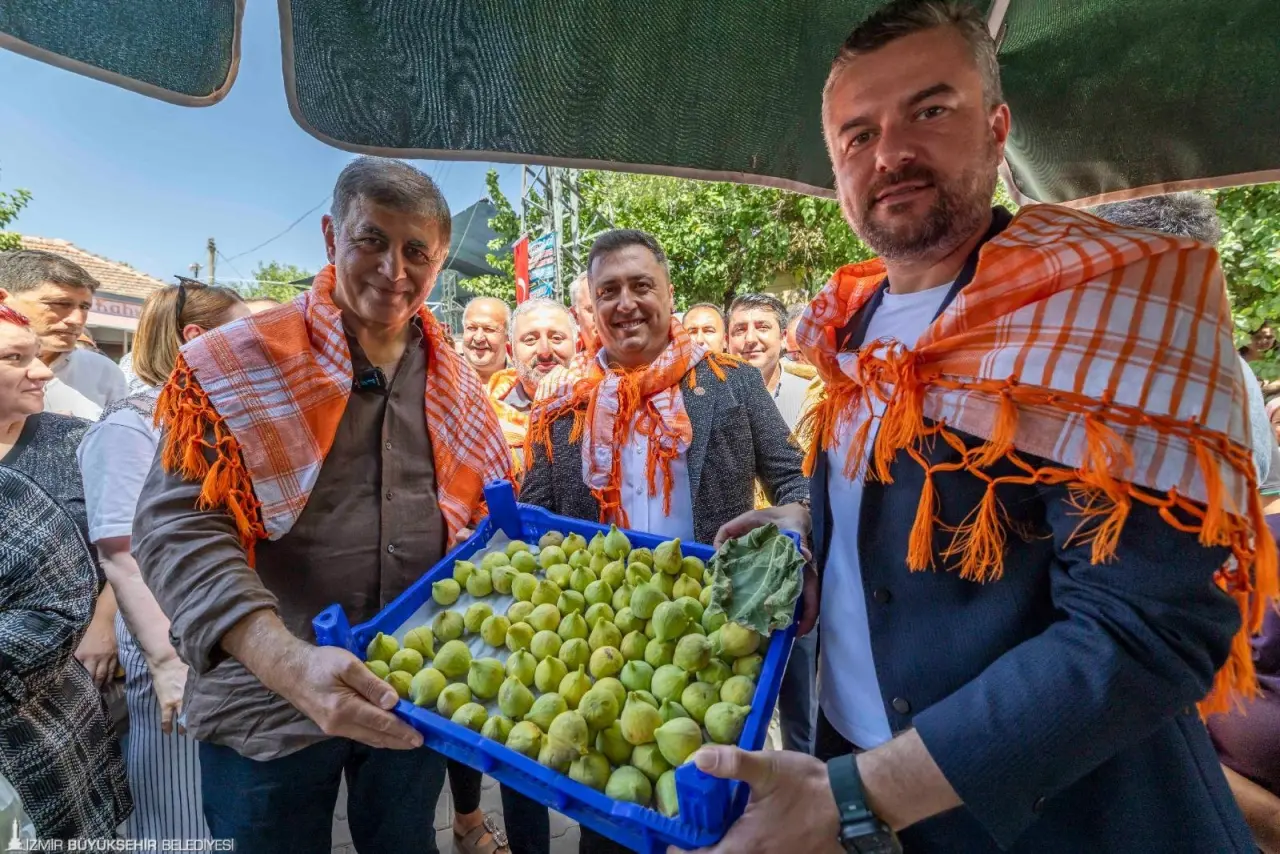 İzmir Büyükşehir Belediye Başkanı Dr. Cemil Tugay, Buca’da bu yıl ikincisi düzenlenen Bardacık Festivali’ne katıldı. Başkan Tugay, İzmir'de üreticinin her zaman yanında olduklarını belirterek “Bu ülkeye, şehrimize, insanlarımıza sahip çıkacağız. Üretilen her ürünü daha değerli hale getirmek bizim boynumuzun borcu. Sanmayın ki herhangi birinin oyunu karşısında boyun eğeceğiz. Duruşumuz dik olacak, onurlu olacak. Gece gündüz çalışacağız” dedi. 