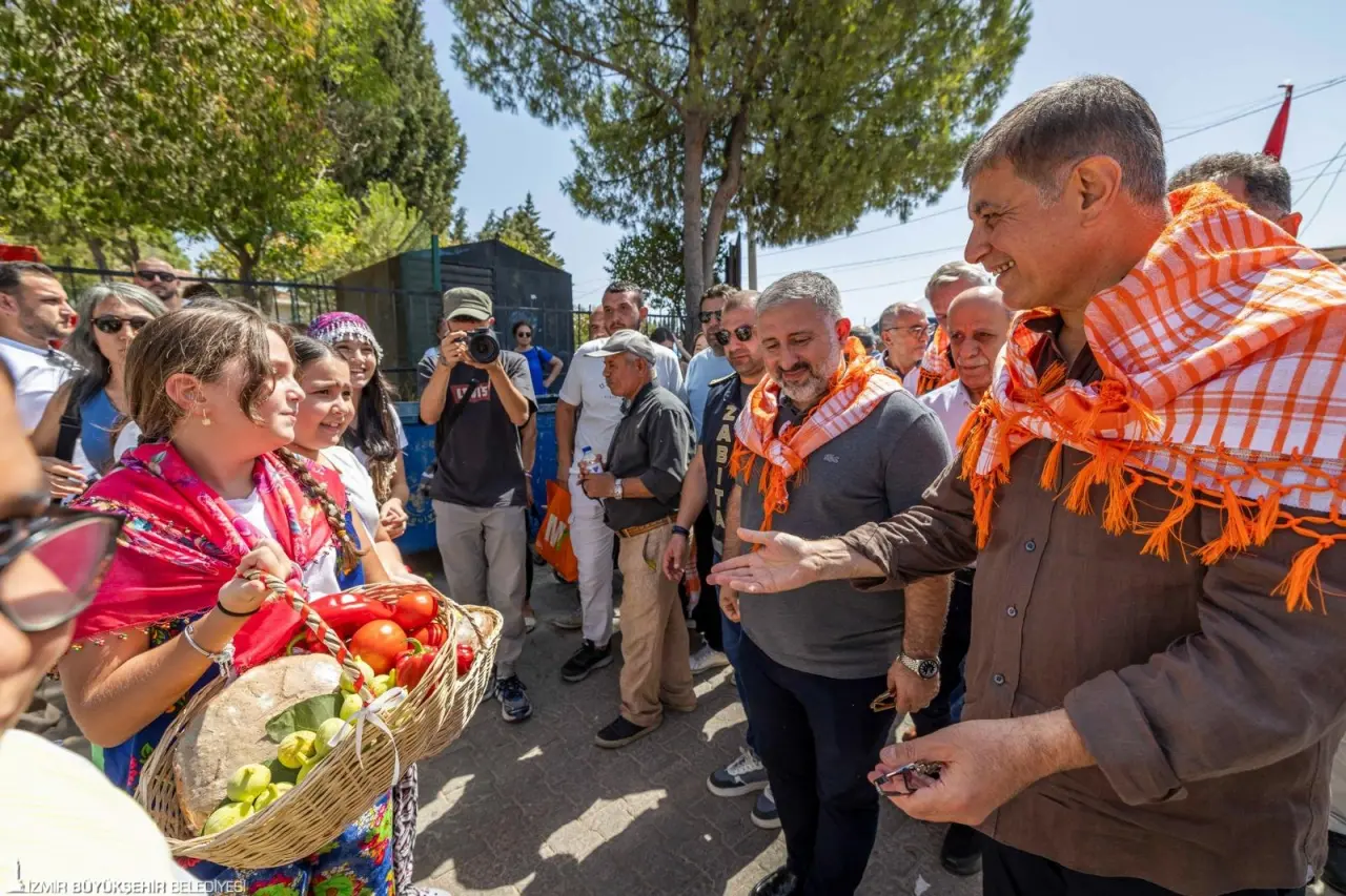 İzmir Büyükşehir Belediye Başkanı Dr. Cemil Tugay, Buca’da bu yıl ikincisi düzenlenen Bardacık Festivali’ne katıldı. Başkan Tugay, İzmir'de üreticinin her zaman yanında olduklarını belirterek “Bu ülkeye, şehrimize, insanlarımıza sahip çıkacağız. Üretilen her ürünü daha değerli hale getirmek bizim boynumuzun borcu. Sanmayın ki herhangi birinin oyunu karşısında boyun eğeceğiz. Duruşumuz dik olacak, onurlu olacak. Gece gündüz çalışacağız” dedi. 