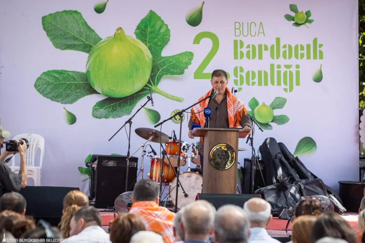 İzmir Büyükşehir Belediye Başkanı Dr. Cemil Tugay, Buca’da bu yıl ikincisi düzenlenen Bardacık Festivali’ne katıldı. Başkan Tugay, İzmir'de üreticinin her zaman yanında olduklarını belirterek “Bu ülkeye, şehrimize, insanlarımıza sahip çıkacağız. Üretilen her ürünü daha değerli hale getirmek bizim boynumuzun borcu. Sanmayın ki herhangi birinin oyunu karşısında boyun eğeceğiz. Duruşumuz dik olacak, onurlu olacak. Gece gündüz çalışacağız” dedi. 