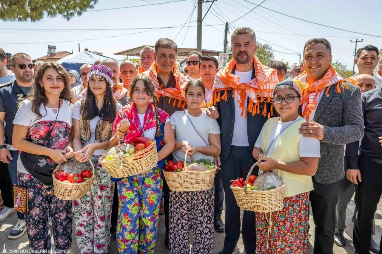 İzmir Büyükşehir Belediye Başkanı Dr. Cemil Tugay, Buca’da bu yıl ikincisi düzenlenen Bardacık Festivali’ne katıldı. Başkan Tugay, İzmir'de üreticinin her zaman yanında olduklarını belirterek “Bu ülkeye, şehrimize, insanlarımıza sahip çıkacağız. Üretilen her ürünü daha değerli hale getirmek bizim boynumuzun borcu. Sanmayın ki herhangi birinin oyunu karşısında boyun eğeceğiz. Duruşumuz dik olacak, onurlu olacak. Gece gündüz çalışacağız” dedi. 