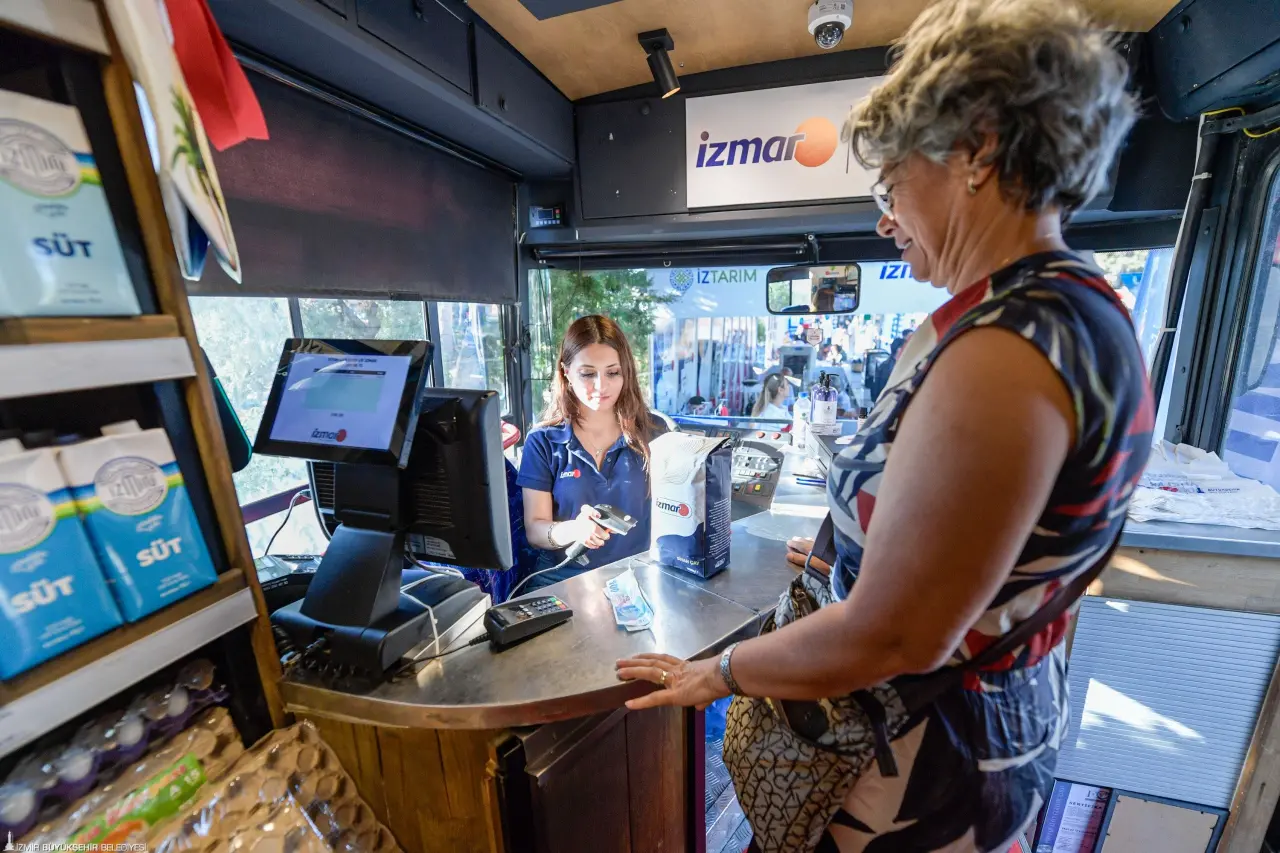 İzmir Büyükşehir Belediyesi’nin tanzim satış mağazası İZMAR, 94. İzmir Enternasyonal Fuarı’nda ilk kez İZMAR Çay’ı tanıttı. Tirebolulu çiftçinin alın teriyle üretilerek doğal yöntemlerle paketlenen çaylar, uygun fiyatla doğrudan İzmirlinin sofrasına ulaştı. Fuardaki mobil İZMAR ve kent genelindeki 10 mağazada kilogramı 190 TL’den satılan çay, kalitesiyle 94. İEF ziyaretçilerinden tam not aldı. 