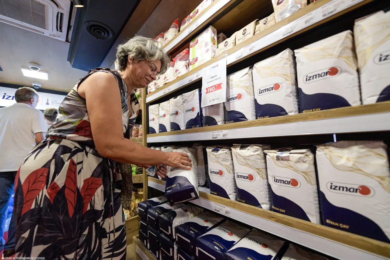 İzmir Büyükşehir Belediyesi’nin tanzim satış mağazası İZMAR, 94. İzmir Enternasyonal Fuarı’nda ilk kez İZMAR Çay’ı tanıttı. Tirebolulu çiftçinin alın teriyle üretilerek doğal yöntemlerle paketlenen çaylar, uygun fiyatla doğrudan İzmirlinin sofrasına ulaştı. Fuardaki mobil İZMAR ve kent genelindeki 10 mağazada kilogramı 190 TL’den satılan çay, kalitesiyle 94. İEF ziyaretçilerinden tam not aldı. 