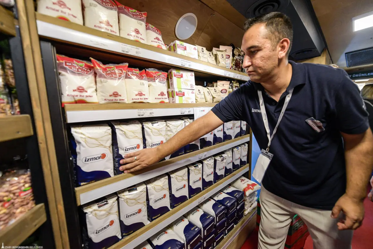 İzmir Büyükşehir Belediyesi’nin tanzim satış mağazası İZMAR, 94. İzmir Enternasyonal Fuarı’nda ilk kez İZMAR Çay’ı tanıttı. Tirebolulu çiftçinin alın teriyle üretilerek doğal yöntemlerle paketlenen çaylar, uygun fiyatla doğrudan İzmirlinin sofrasına ulaştı. Fuardaki mobil İZMAR ve kent genelindeki 10 mağazada kilogramı 190 TL’den satılan çay, kalitesiyle 94. İEF ziyaretçilerinden tam not aldı. 