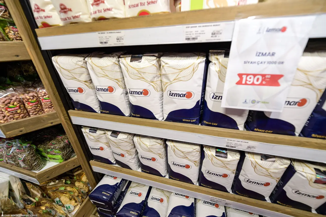 İzmir Büyükşehir Belediyesi’nin tanzim satış mağazası İZMAR, 94. İzmir Enternasyonal Fuarı’nda ilk kez İZMAR Çay’ı tanıttı. Tirebolulu çiftçinin alın teriyle üretilerek doğal yöntemlerle paketlenen çaylar, uygun fiyatla doğrudan İzmirlinin sofrasına ulaştı. Fuardaki mobil İZMAR ve kent genelindeki 10 mağazada kilogramı 190 TL’den satılan çay, kalitesiyle 94. İEF ziyaretçilerinden tam not aldı. 