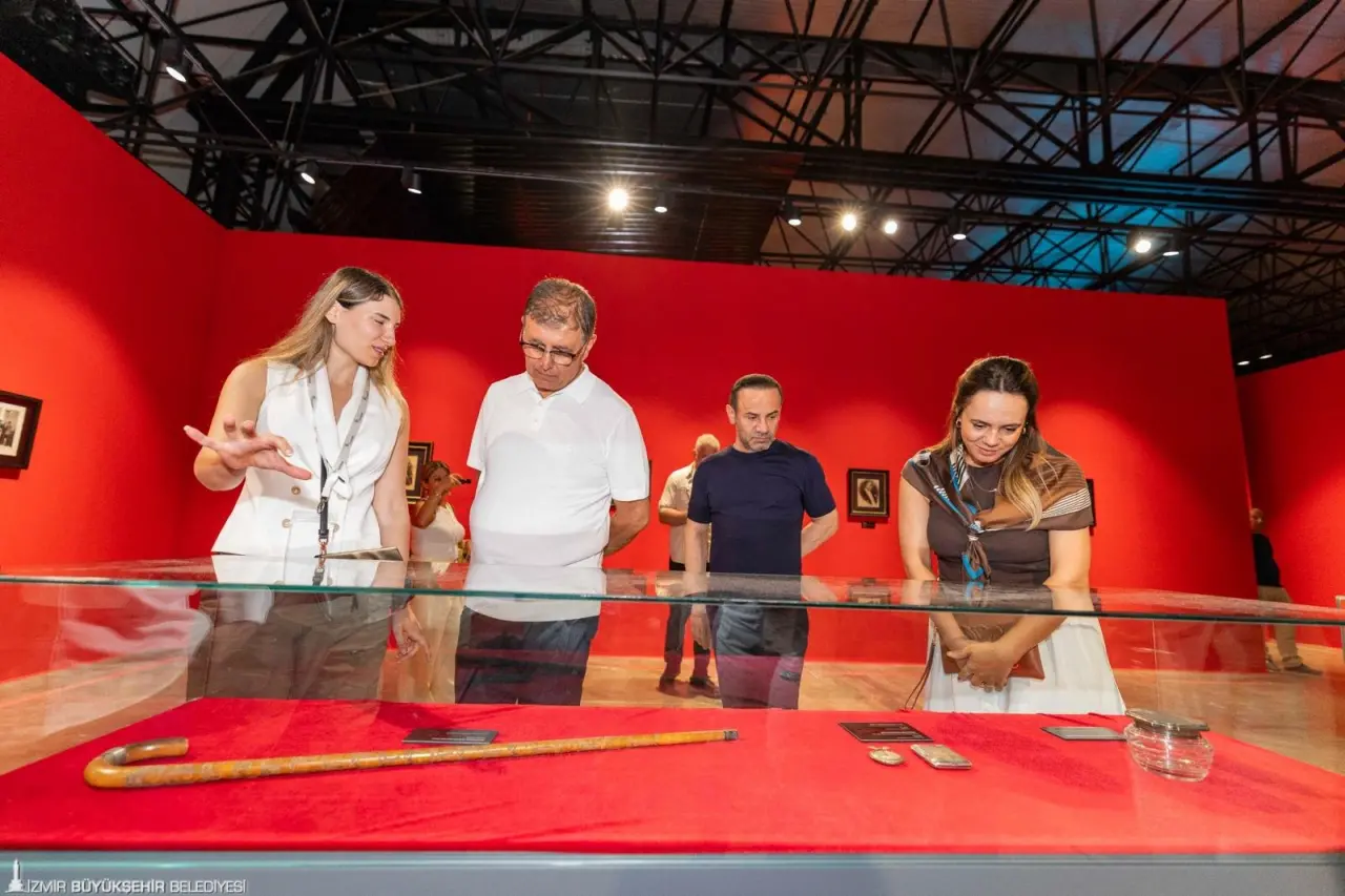 İzmir Büyükşehir Belediye Başkanı Dr. Cemil Tugay, 94. İzmir Enternasyonal Fuarı’nda açıldığı günden beri büyük ilgi gören Refik Anadol’un “Şifanın Algısı” ve dünyada ilk kez İzmir’de sergilenen “Makine Rüyaları: Ege” ile “Ve Mavi Gözleri Çakmak Çakmaktı” Mustafa Kemal Atatürk sergilerini İzmirlilerle gezdi. İzmirlilerin her şeyin en iyisini hak ettiğini ifade eden Başkan Tugay, sergilere ilginin yüksek olmasından duyduğu memnuniyeti dile getirdi. 