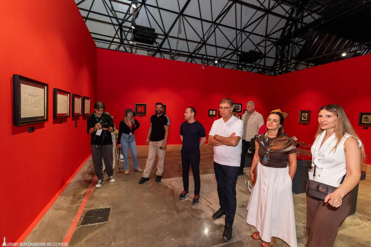 İzmir Büyükşehir Belediye Başkanı Dr. Cemil Tugay, 94. İzmir Enternasyonal Fuarı’nda açıldığı günden beri büyük ilgi gören Refik Anadol’un “Şifanın Algısı” ve dünyada ilk kez İzmir’de sergilenen “Makine Rüyaları: Ege” ile “Ve Mavi Gözleri Çakmak Çakmaktı” Mustafa Kemal Atatürk sergilerini İzmirlilerle gezdi. İzmirlilerin her şeyin en iyisini hak ettiğini ifade eden Başkan Tugay, sergilere ilginin yüksek olmasından duyduğu memnuniyeti dile getirdi. 