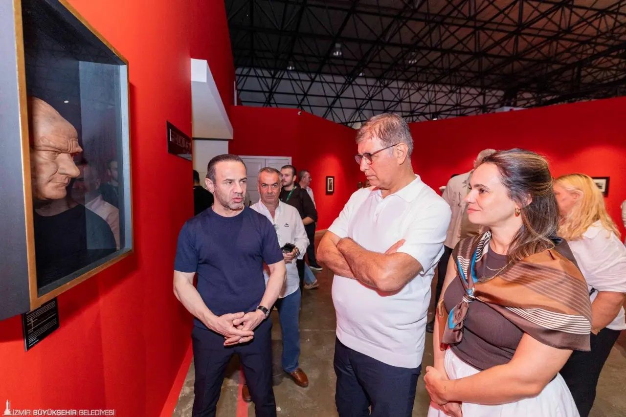 İzmir Büyükşehir Belediye Başkanı Dr. Cemil Tugay, 94. İzmir Enternasyonal Fuarı’nda açıldığı günden beri büyük ilgi gören Refik Anadol’un “Şifanın Algısı” ve dünyada ilk kez İzmir’de sergilenen “Makine Rüyaları: Ege” ile “Ve Mavi Gözleri Çakmak Çakmaktı” Mustafa Kemal Atatürk sergilerini İzmirlilerle gezdi. İzmirlilerin her şeyin en iyisini hak ettiğini ifade eden Başkan Tugay, sergilere ilginin yüksek olmasından duyduğu memnuniyeti dile getirdi. 