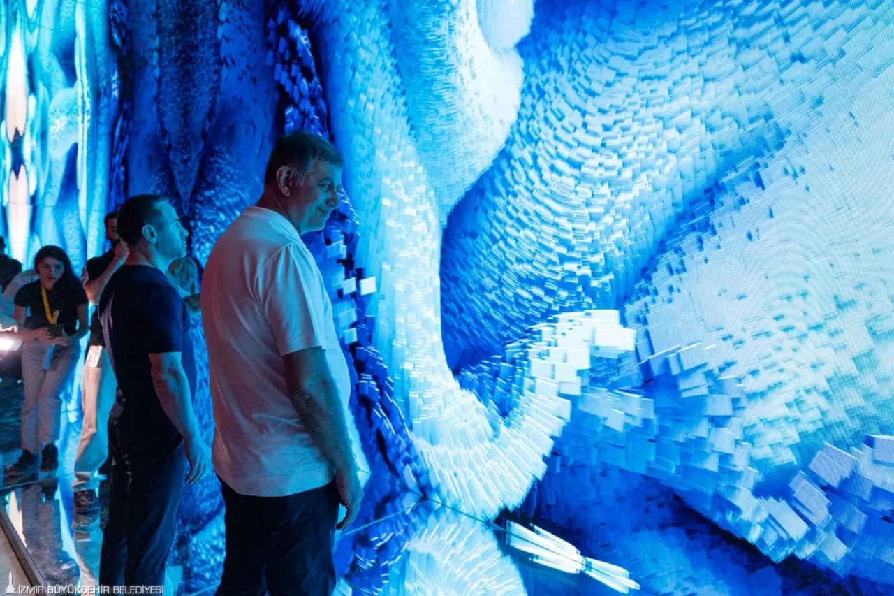 İzmir Büyükşehir Belediye Başkanı Dr. Cemil Tugay, 94. İzmir Enternasyonal Fuarı’nda açıldığı günden beri büyük ilgi gören Refik Anadol’un “Şifanın Algısı” ve dünyada ilk kez İzmir’de sergilenen “Makine Rüyaları: Ege” ile “Ve Mavi Gözleri Çakmak Çakmaktı” Mustafa Kemal Atatürk sergilerini İzmirlilerle gezdi. İzmirlilerin her şeyin en iyisini hak ettiğini ifade eden Başkan Tugay, sergilere ilginin yüksek olmasından duyduğu memnuniyeti dile getirdi. 